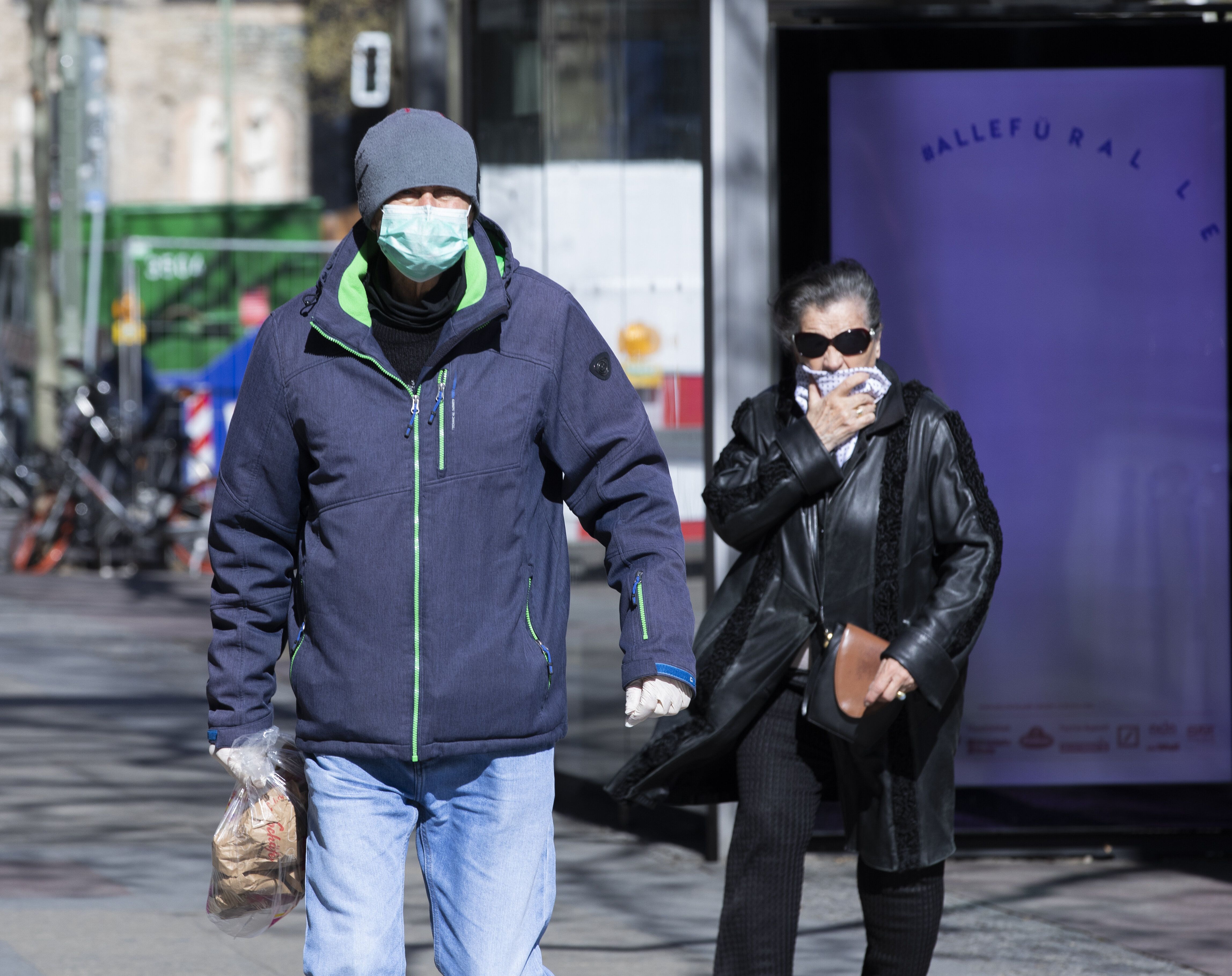 Des personnes portant un masque dans les rues de Berlin en