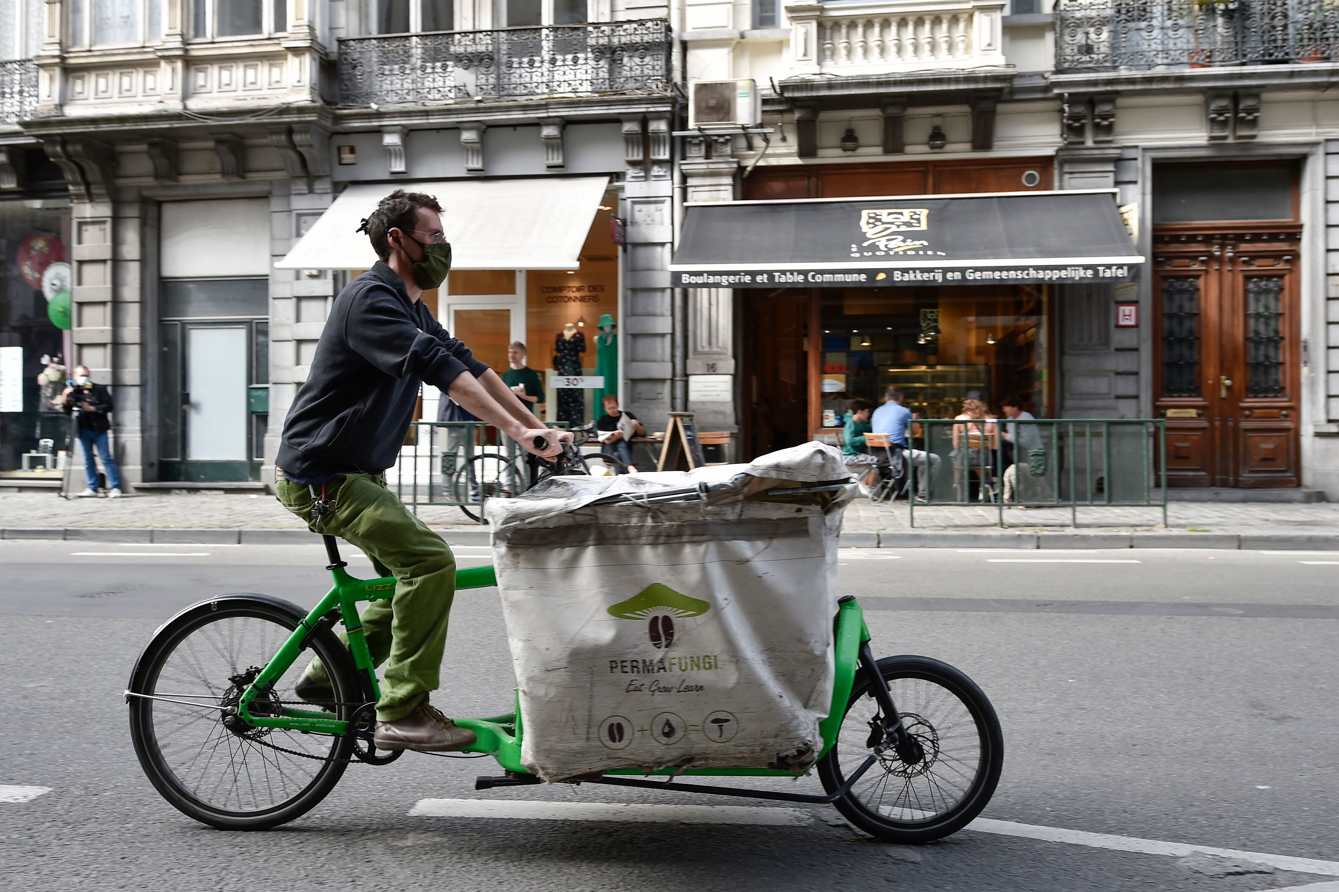 Un employé à vélo dans une rue de Bruxelles en Belgique, le 15 juillet