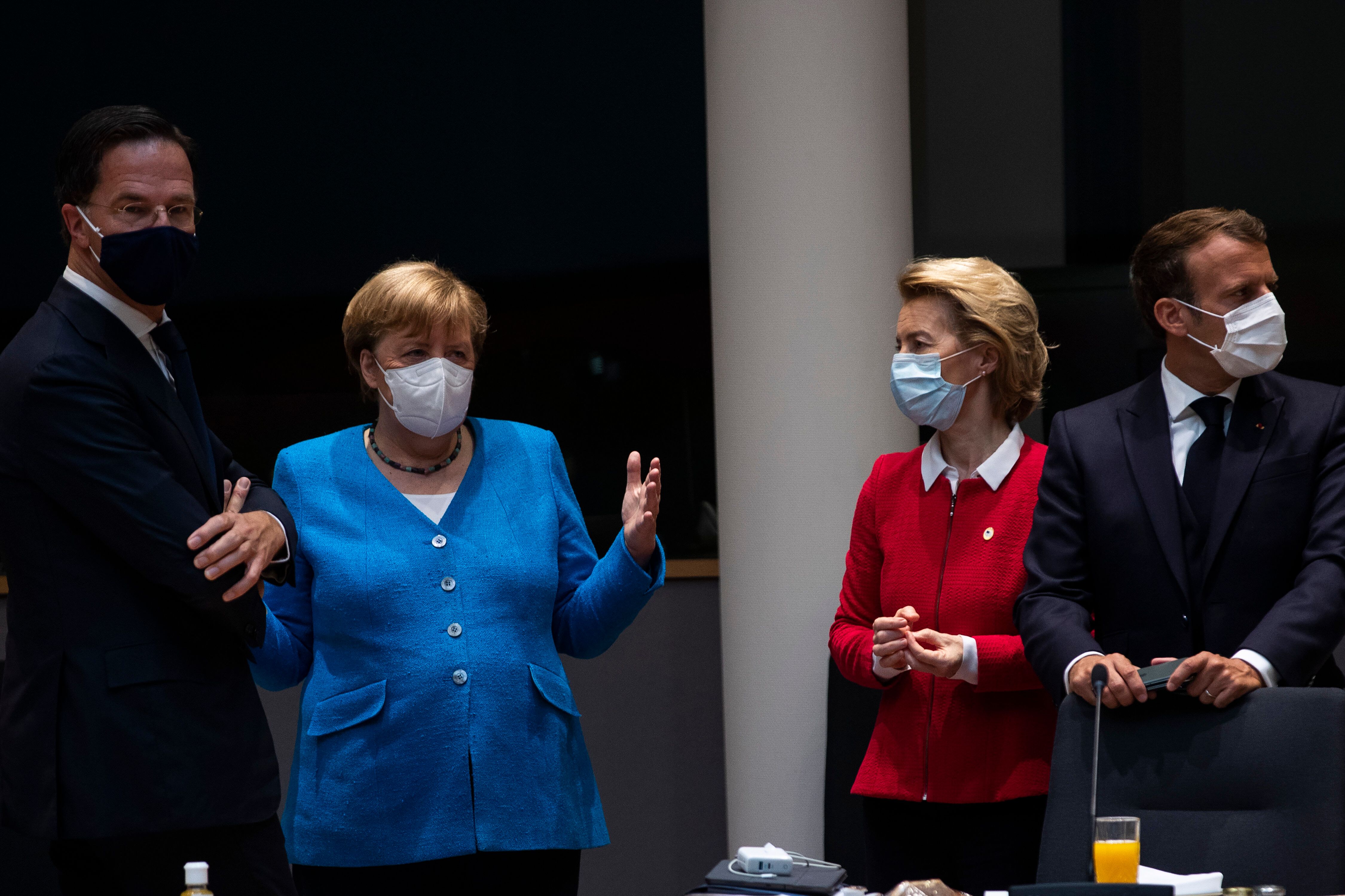 Mark Rutte, Angela Merkel, Ursula von der Leyen et Emmanuel Macron lors du sommet européen sur...