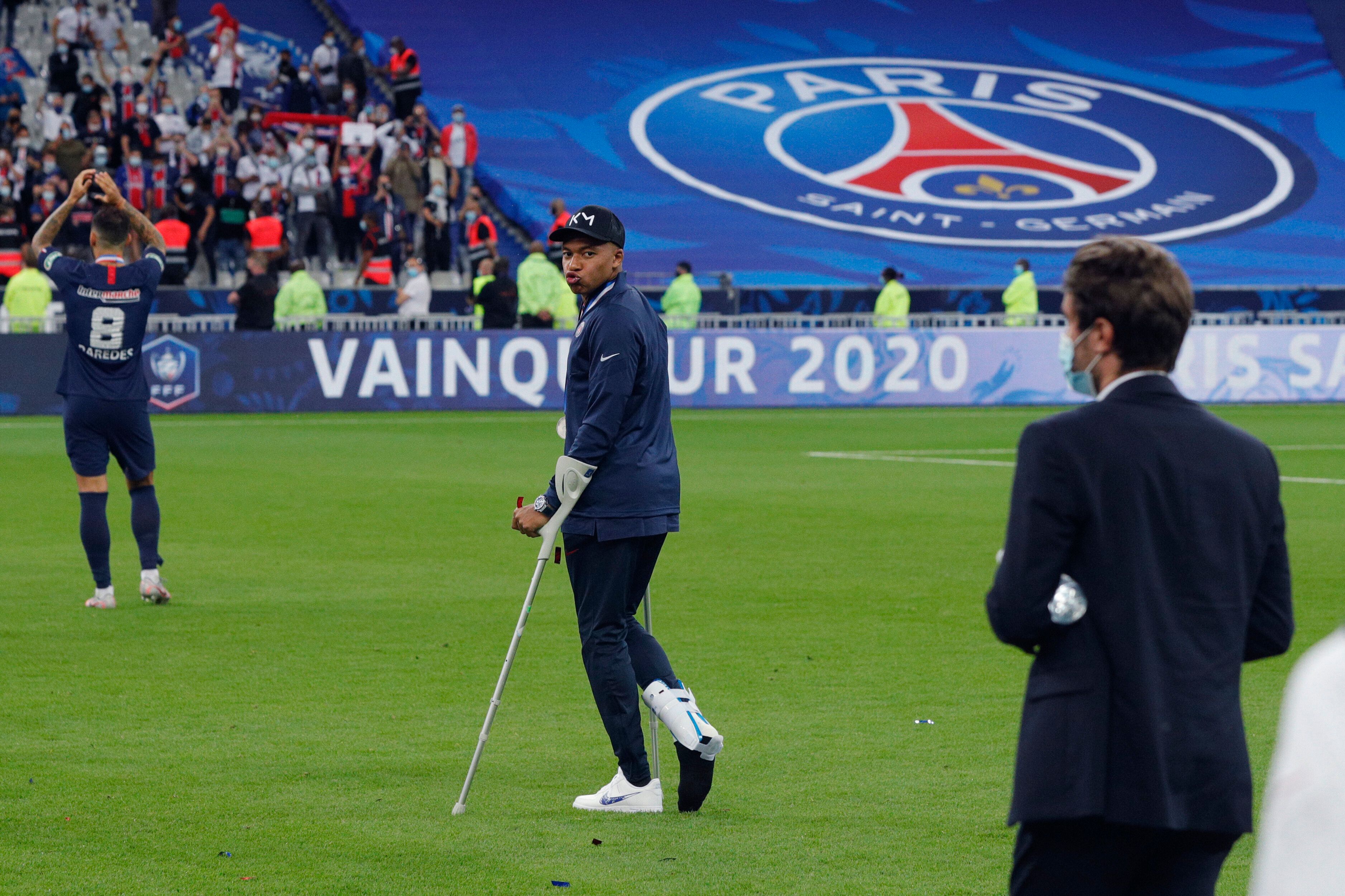 Kylian Mbappé, ici marchant en béquilles après son entorse lors de la finale de...