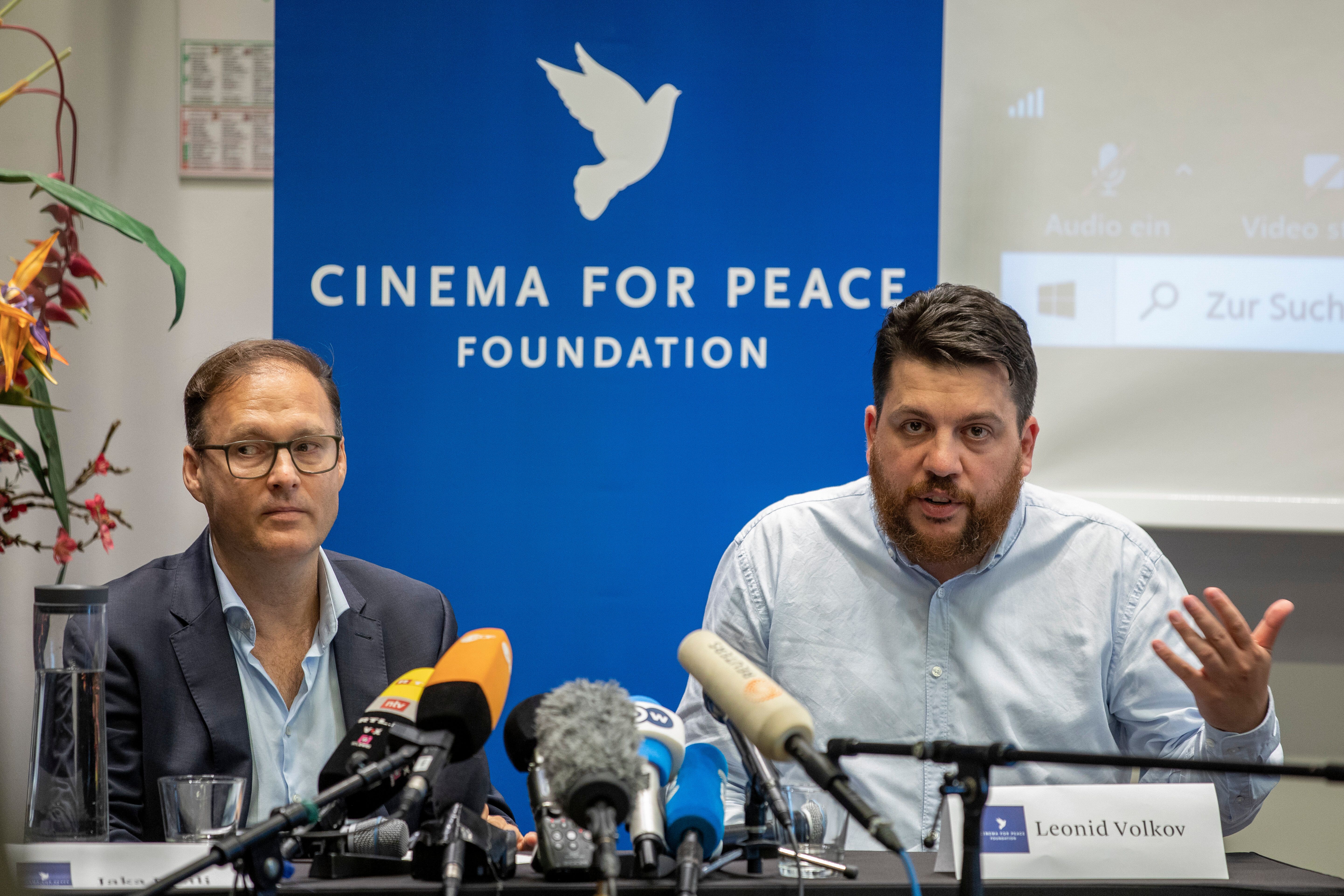 Le fondateur de Cinema for Peace, Jaka Biziljover (gauche), et Leonid Volkov (droite), proche d'Alexeï...