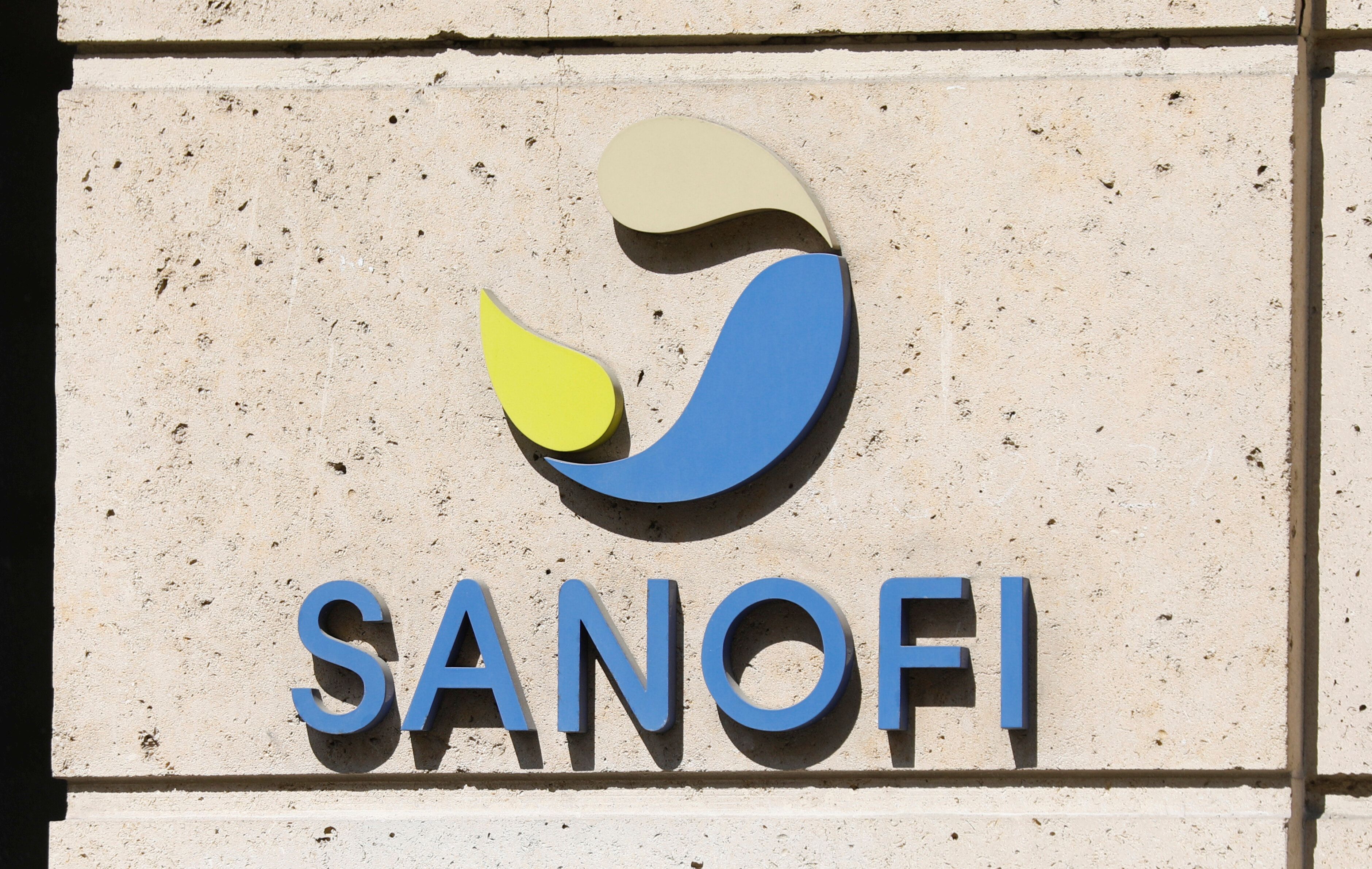 Le logo Sanofi sur le siège de l'entreprise à Paris, le 24 avril