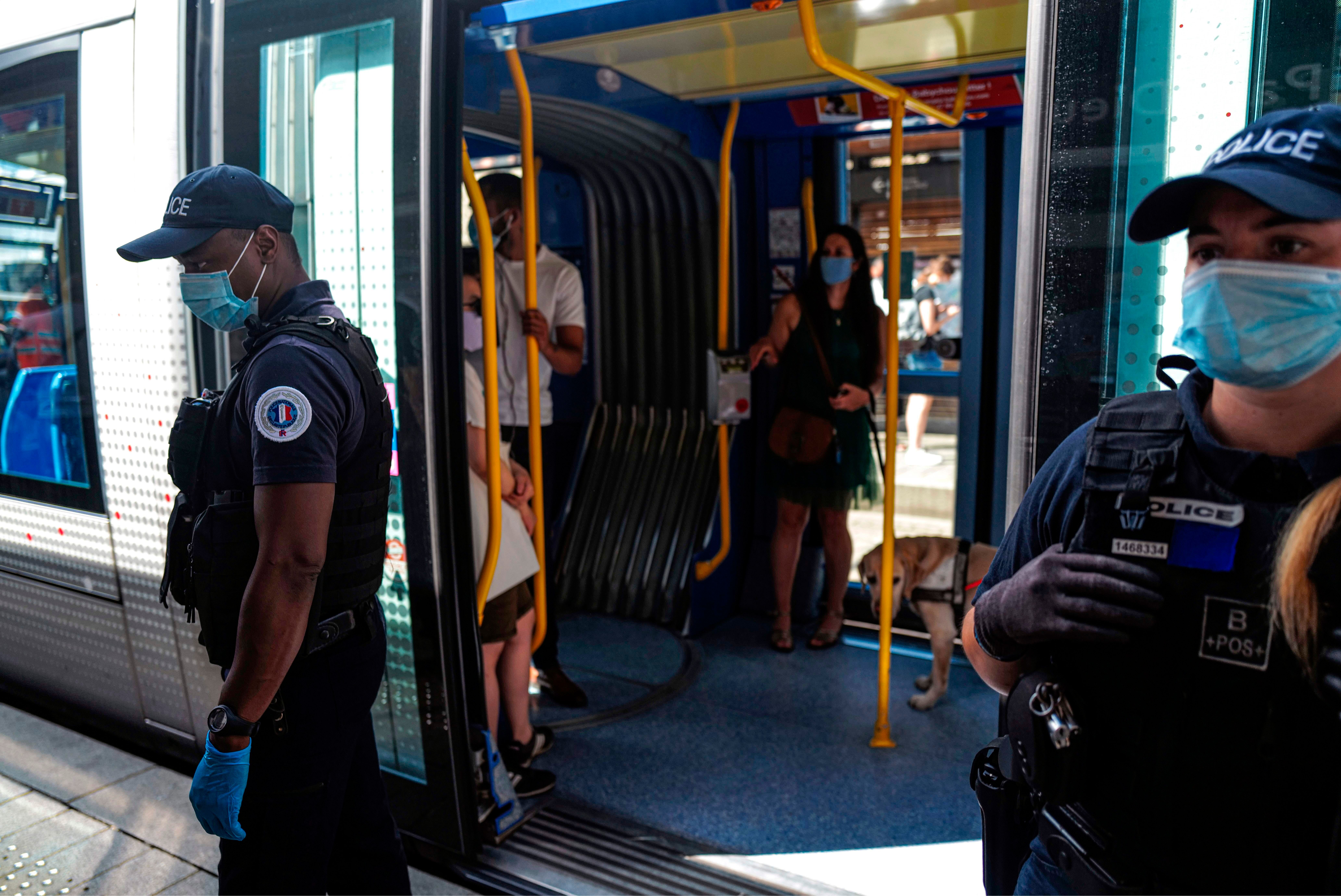 Les policiers (ici dans les transports en commun de Lyon le 14 août) sont désormais obligés...