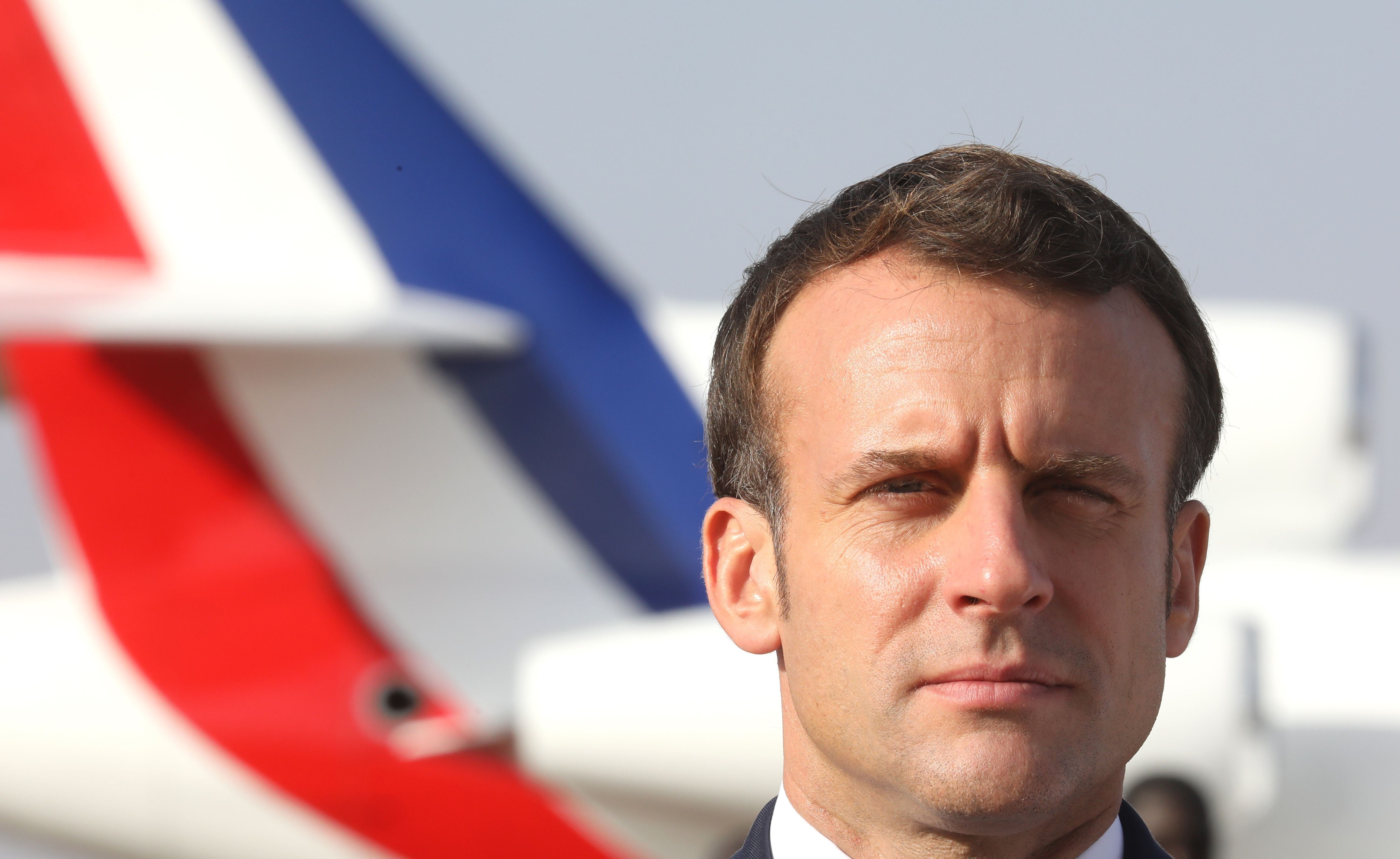 Emmanuel Macron à son arrivée à l'aéroport international Diori Hamani à...