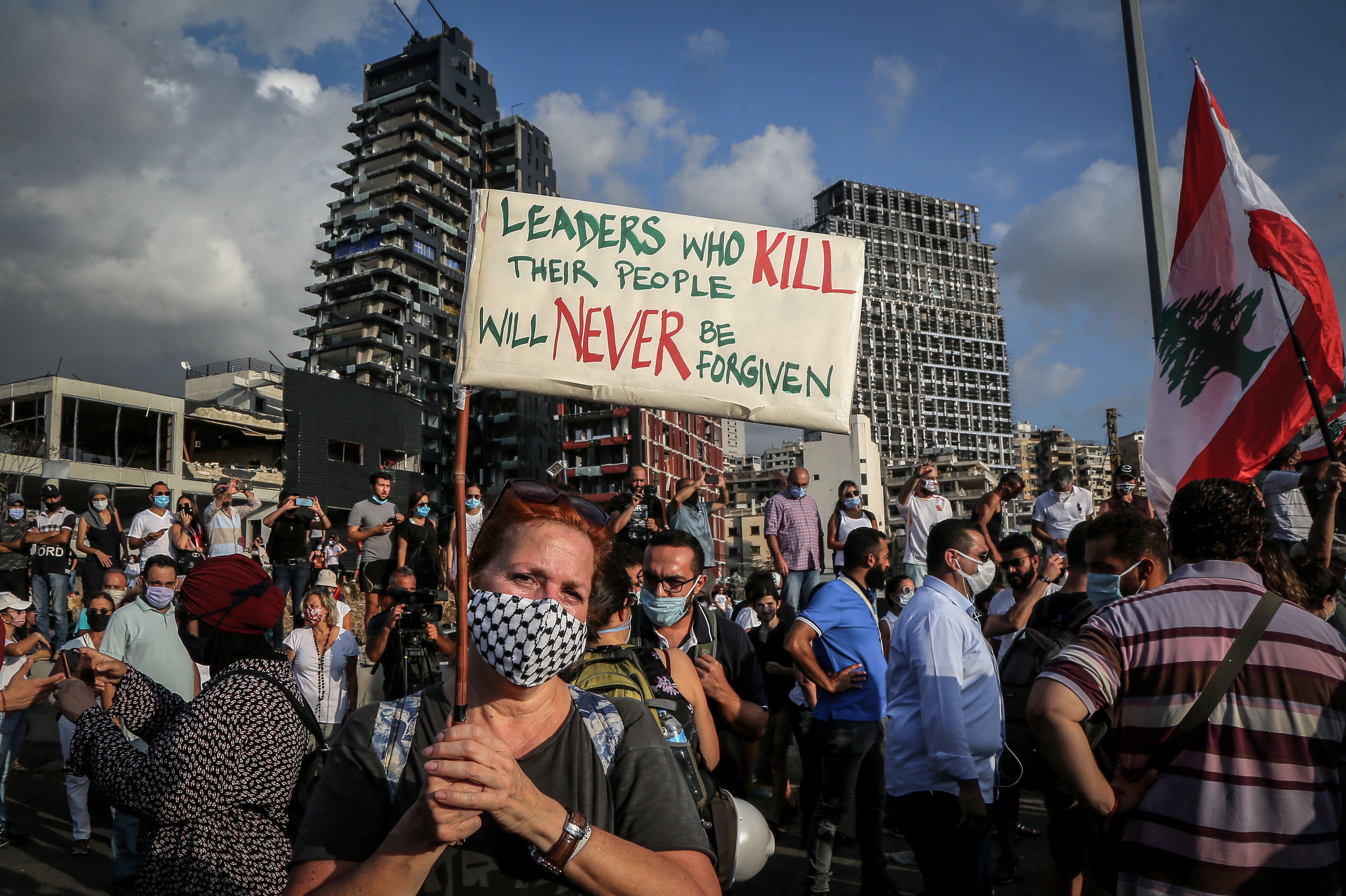 Le 11 août 2020 à Beyrouth au Liban, des militants antigouvernementaux participent à...