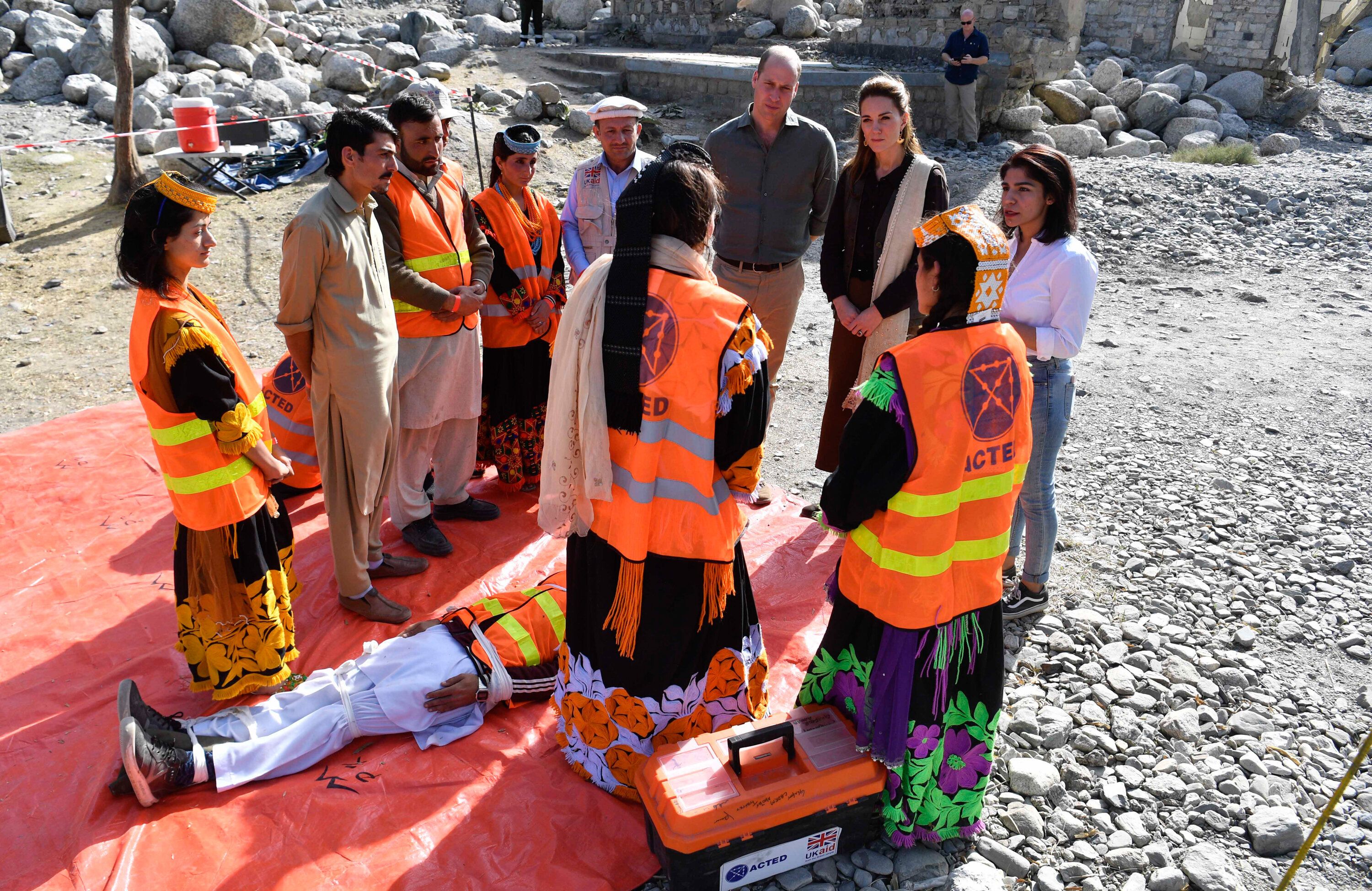 Le duc et la duchesse de Cambridge rencontrent des volontaires de l'ONG Acted à Chitral, au Pakistan,...