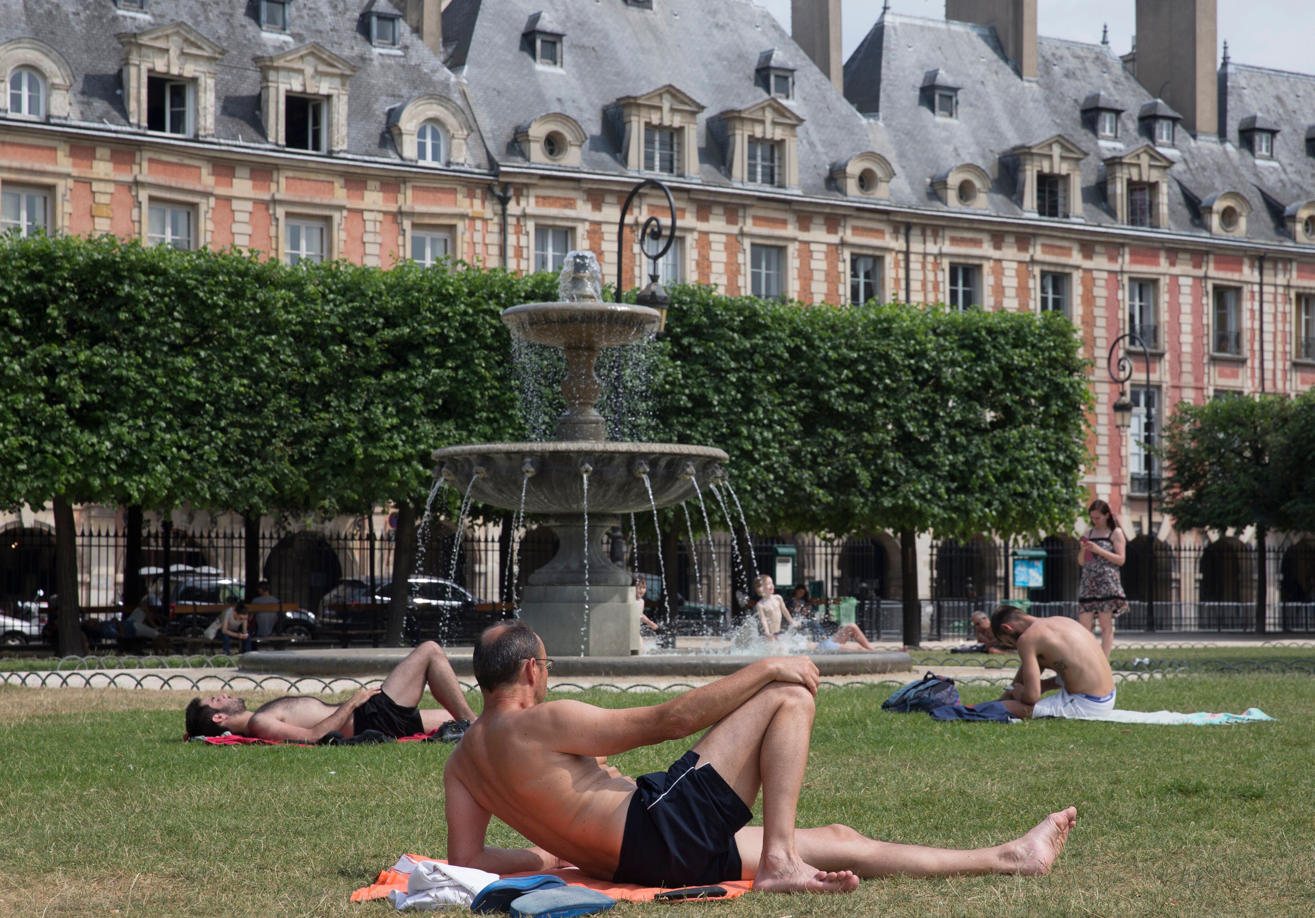 Dès qu'il fait chaud, comme ici en 2015, les Français cherchent un peu de fraîcheur...