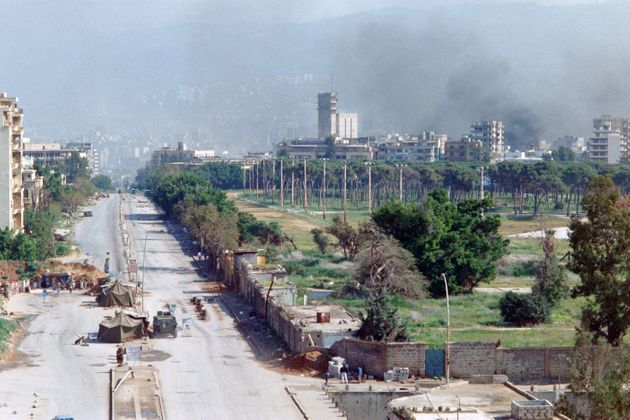 Vue générale de la Ligne Verte à Beyrouth, le 7 février 1990, alors qu'on aperçoit de la fumée depuis...