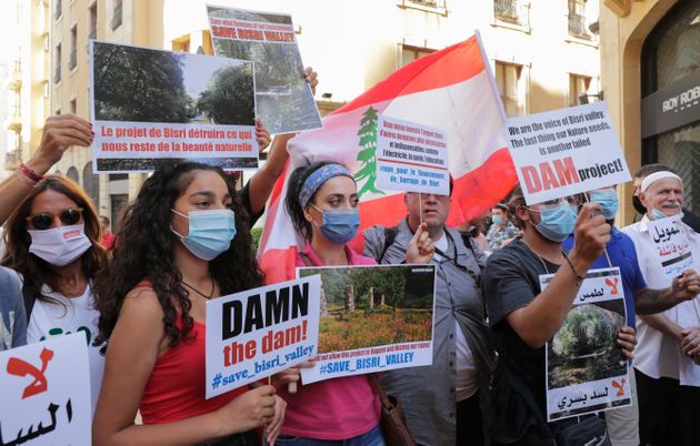 Manifestants devant les bureaux de la Banque mondiale à Beyrouth, le 25 juillet 2020, s’opposant à des...