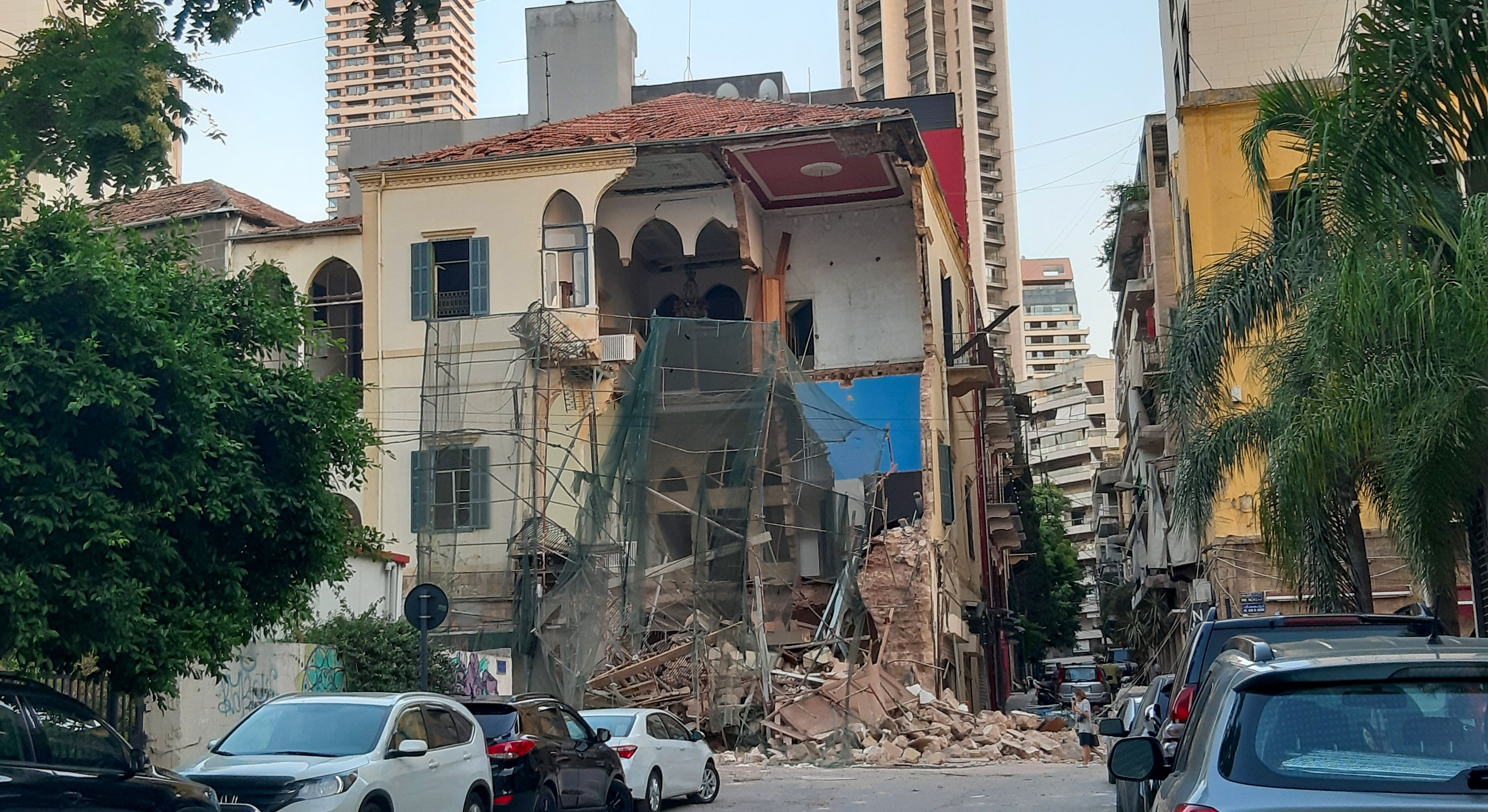 Une photo prise le 5 août 2020 montre une maison partiellement détruite dans le quartier...