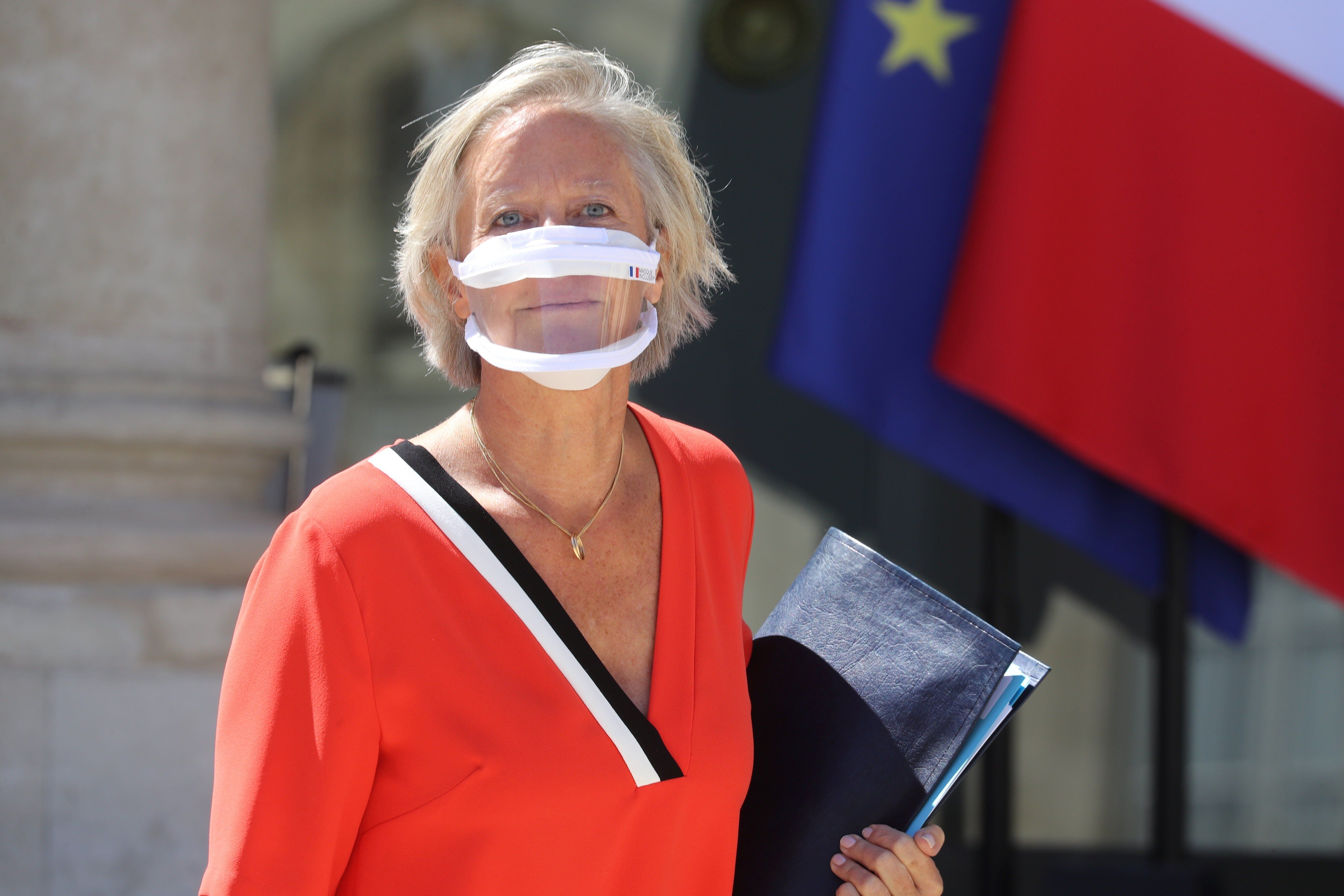 Sophie Cluzel arbore elle-même un masque transparent contre le coronavirus à la sortie du...