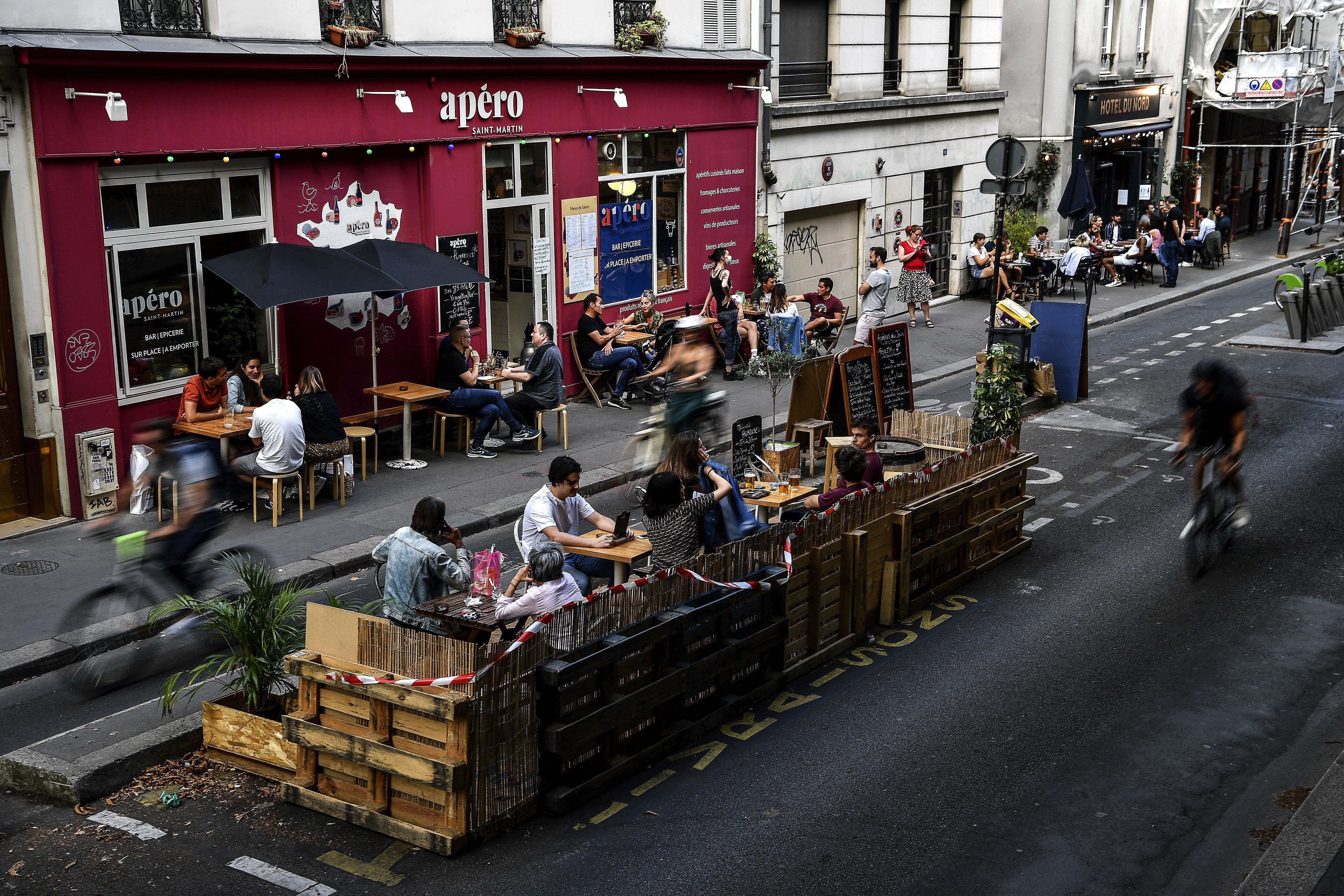 La terrasse d'un bar à Paris, le 23 juillet