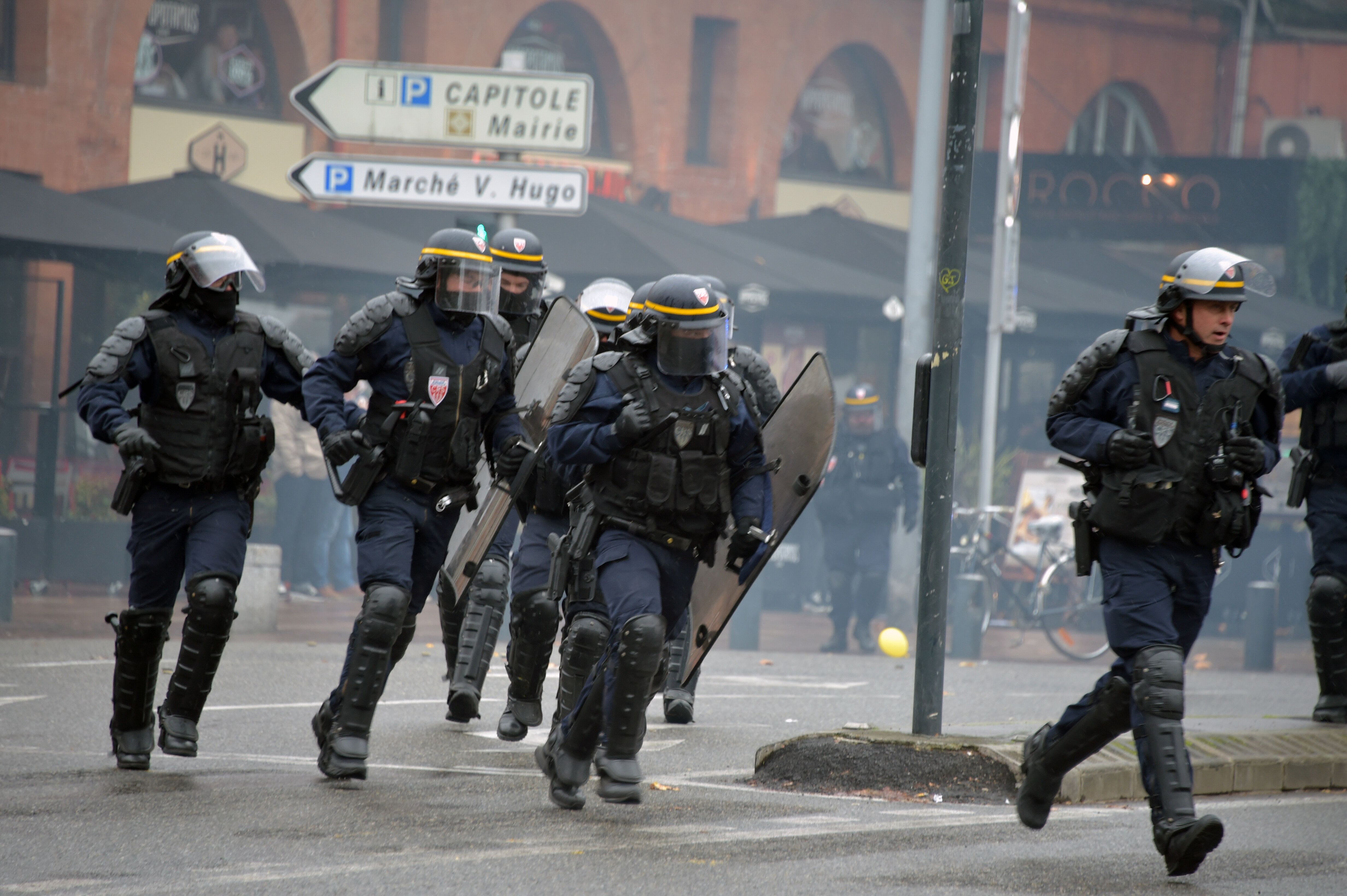 Des policiers à Toulouse lors d'une manifestation des gilets jaunes en novembre 2019 (image