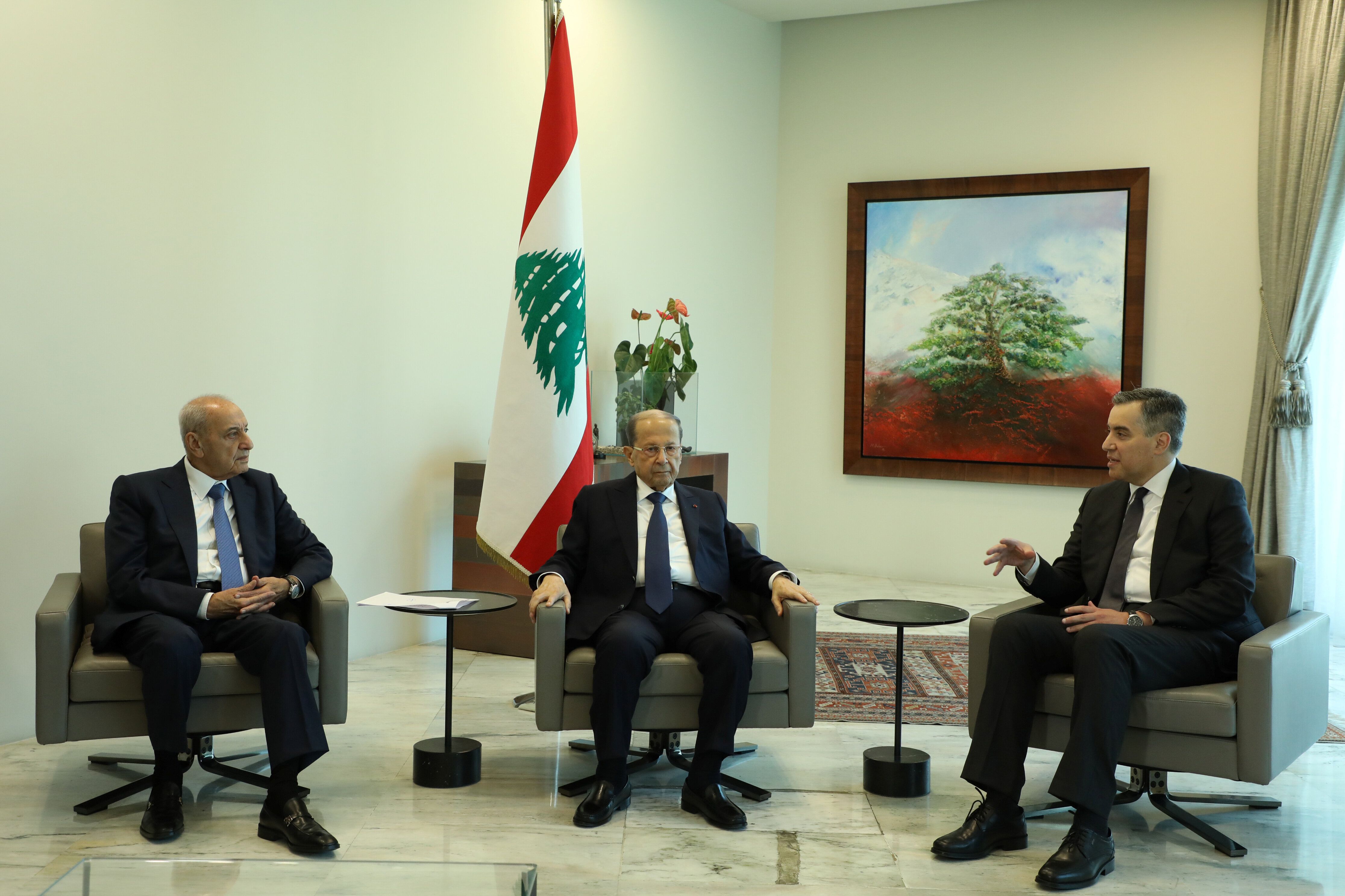 Le premier ministre libanais Moustapha Adib, ici à la droite du président Michel Aoun lors...