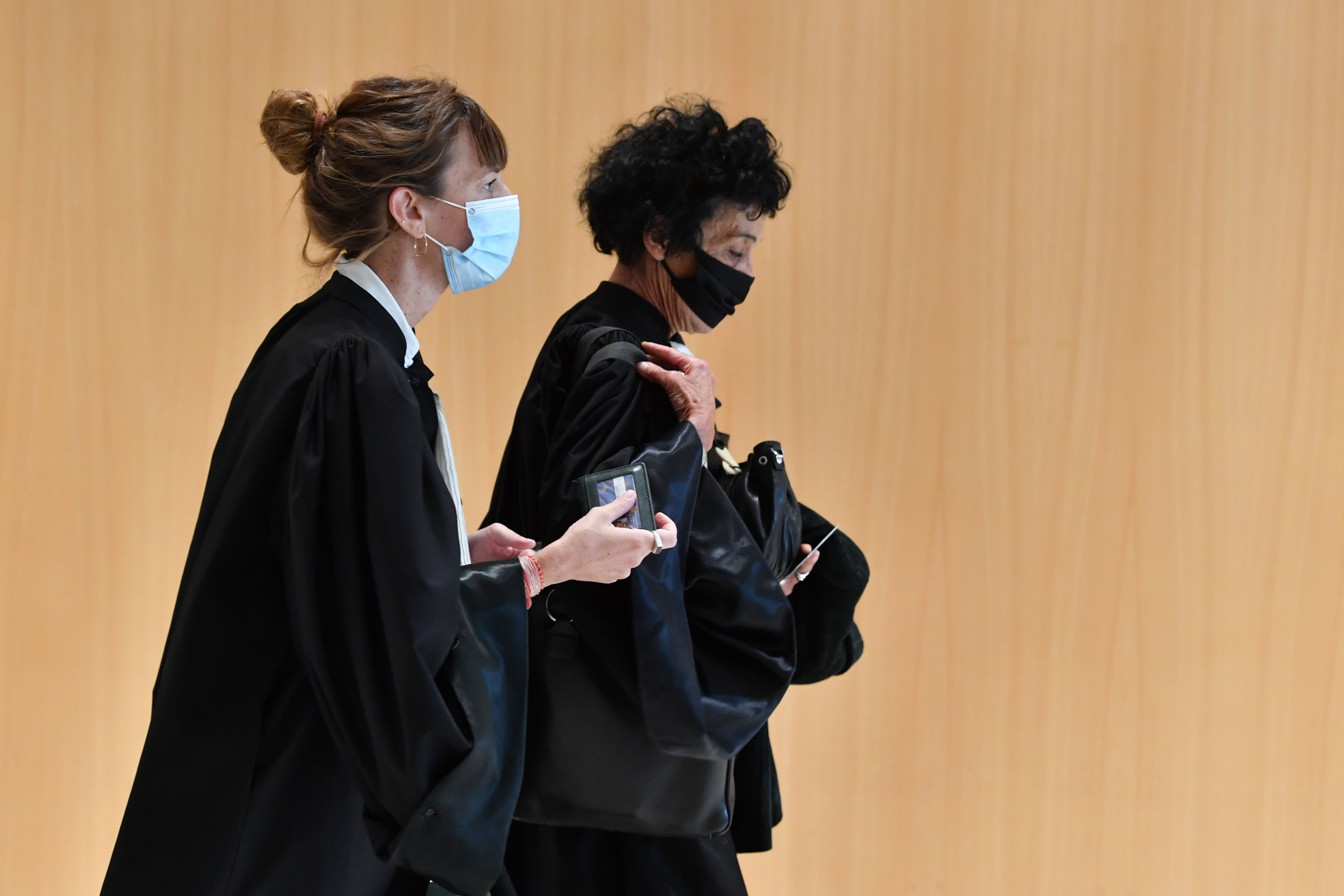 Les avocates Zoé Royaux et Isabelle Coutant-Peyre au tribunal de Paris le 2 septembre pour l'ouverture...