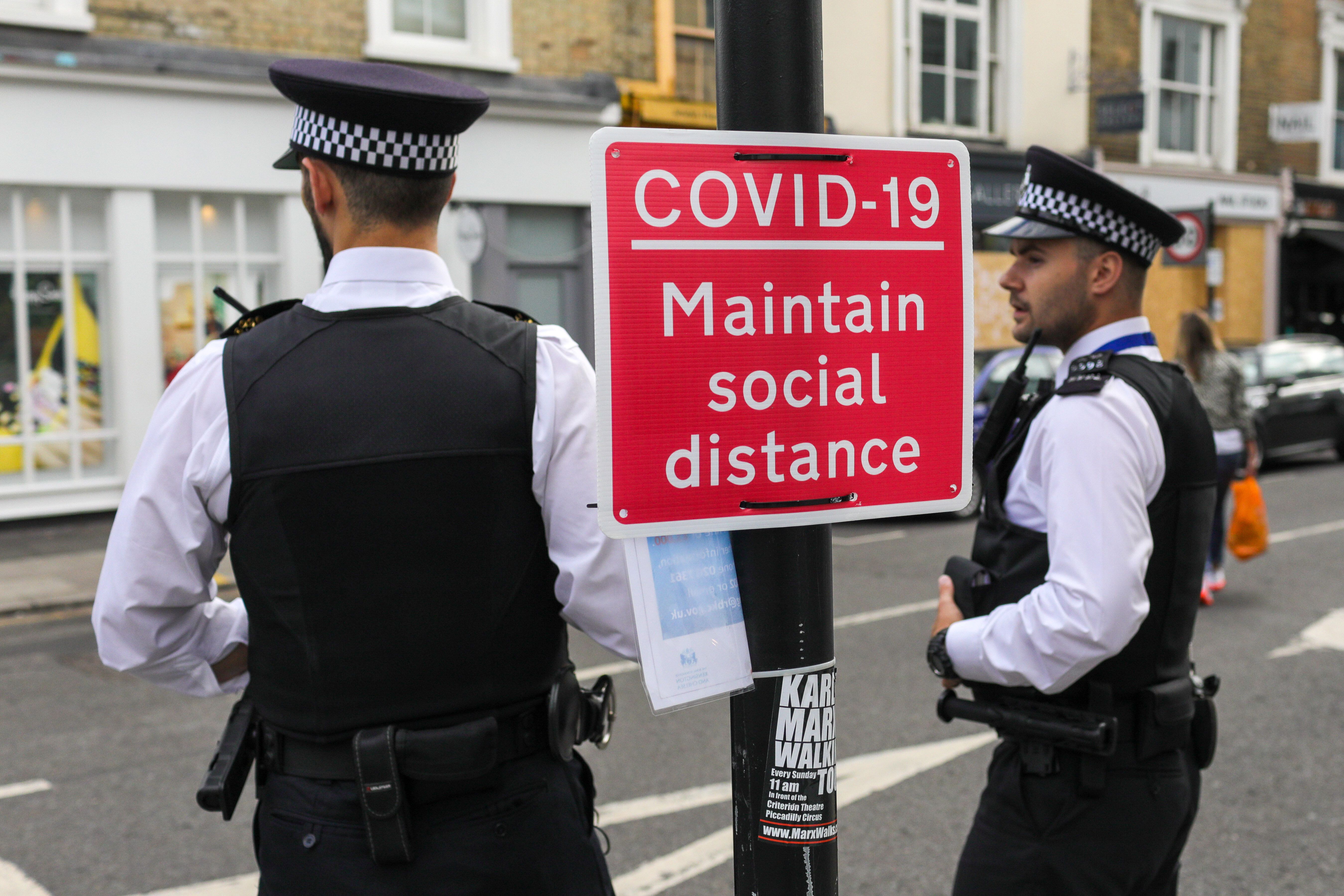 Des policiers patrouillent dans le quartier de Notting Hill à Londres, le 31 août 2020,...
