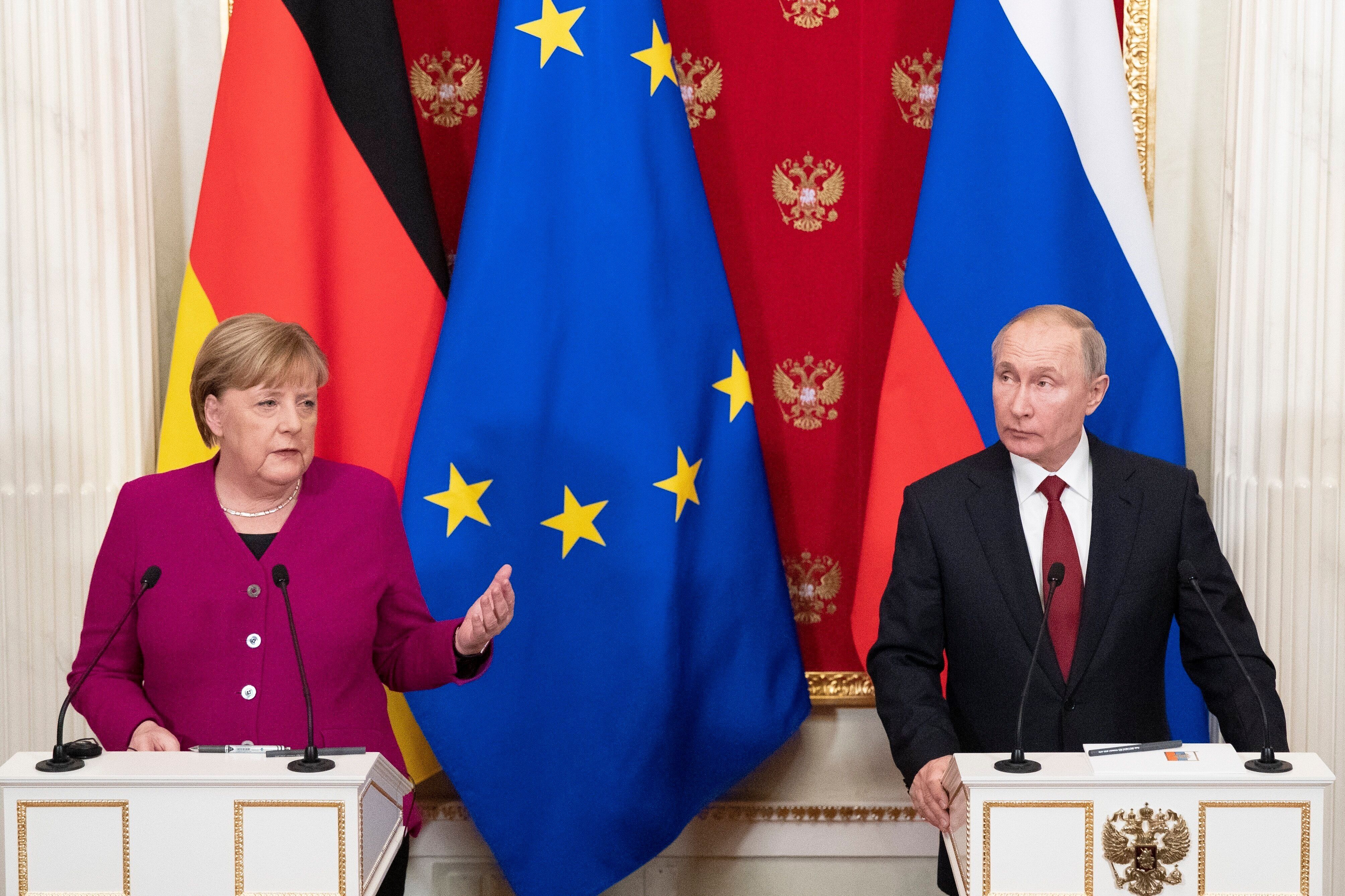 La chancelière allemande Angela Merkel et le président russe Vladimir Poutine en janvier...