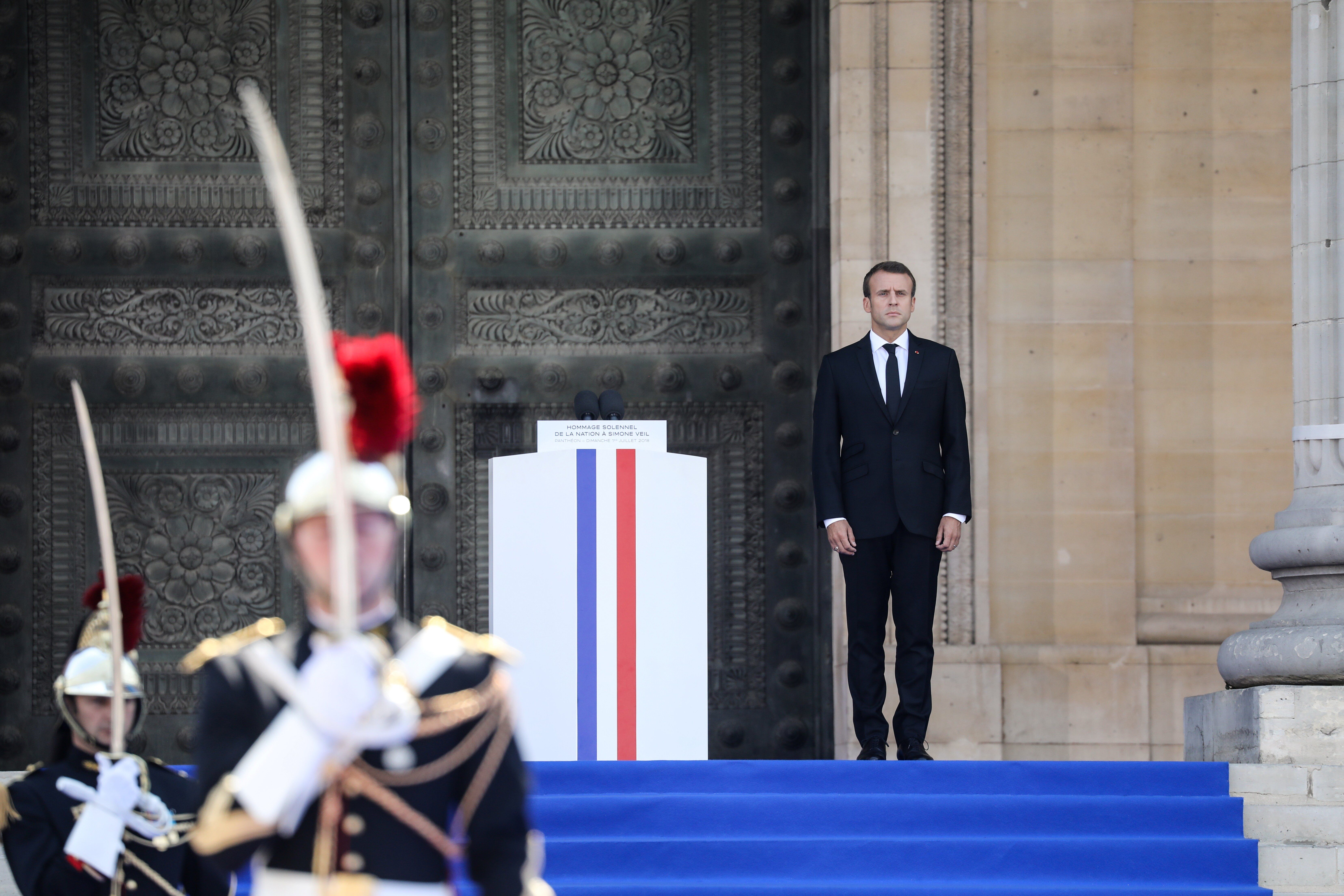 Entre Charlie et l'insécurité, Macron se cherche en défenseur de la République...