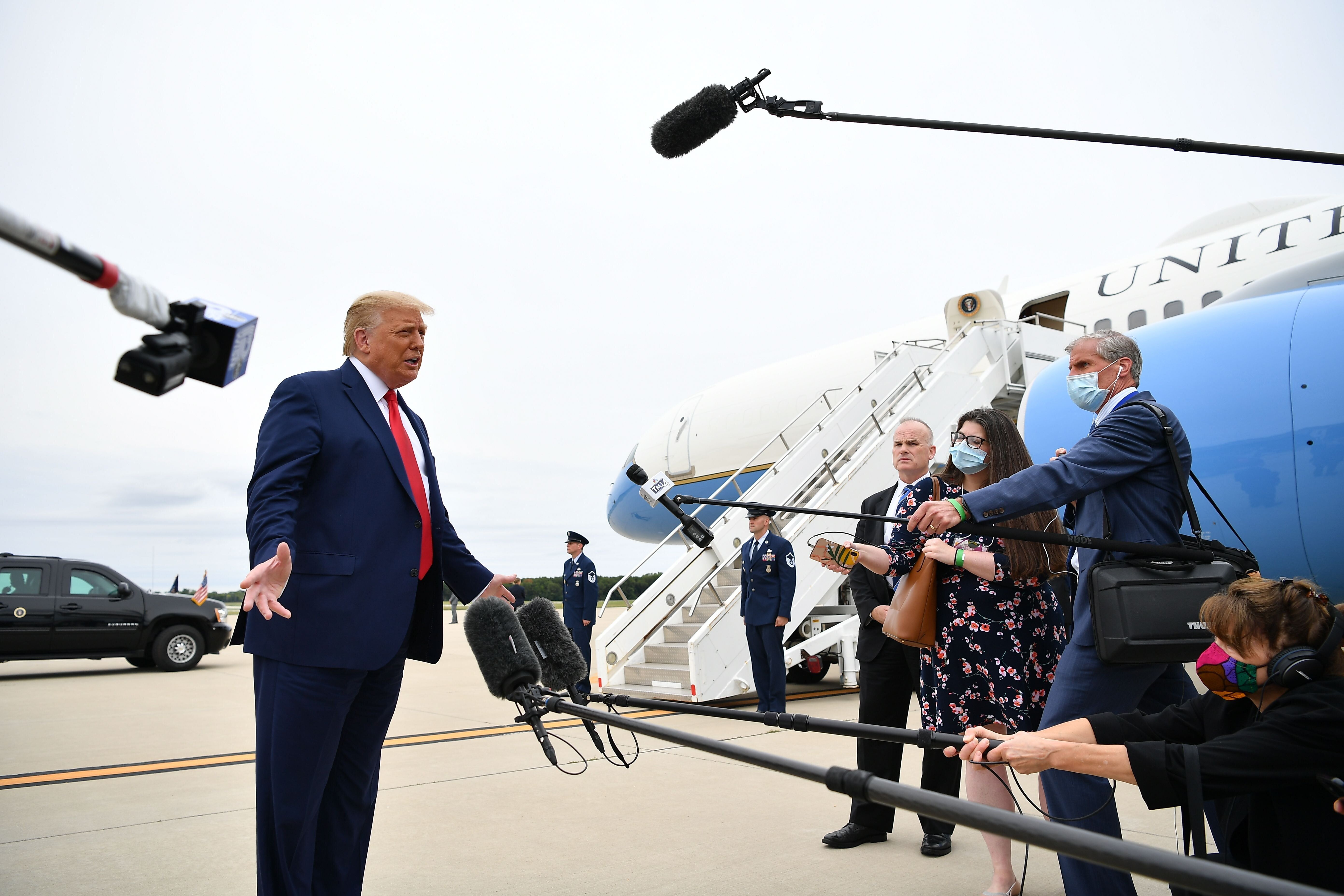 Donald Trump parle avec la presse avant de monter à bord d'Air Force One, le 1er septembre 2020,...