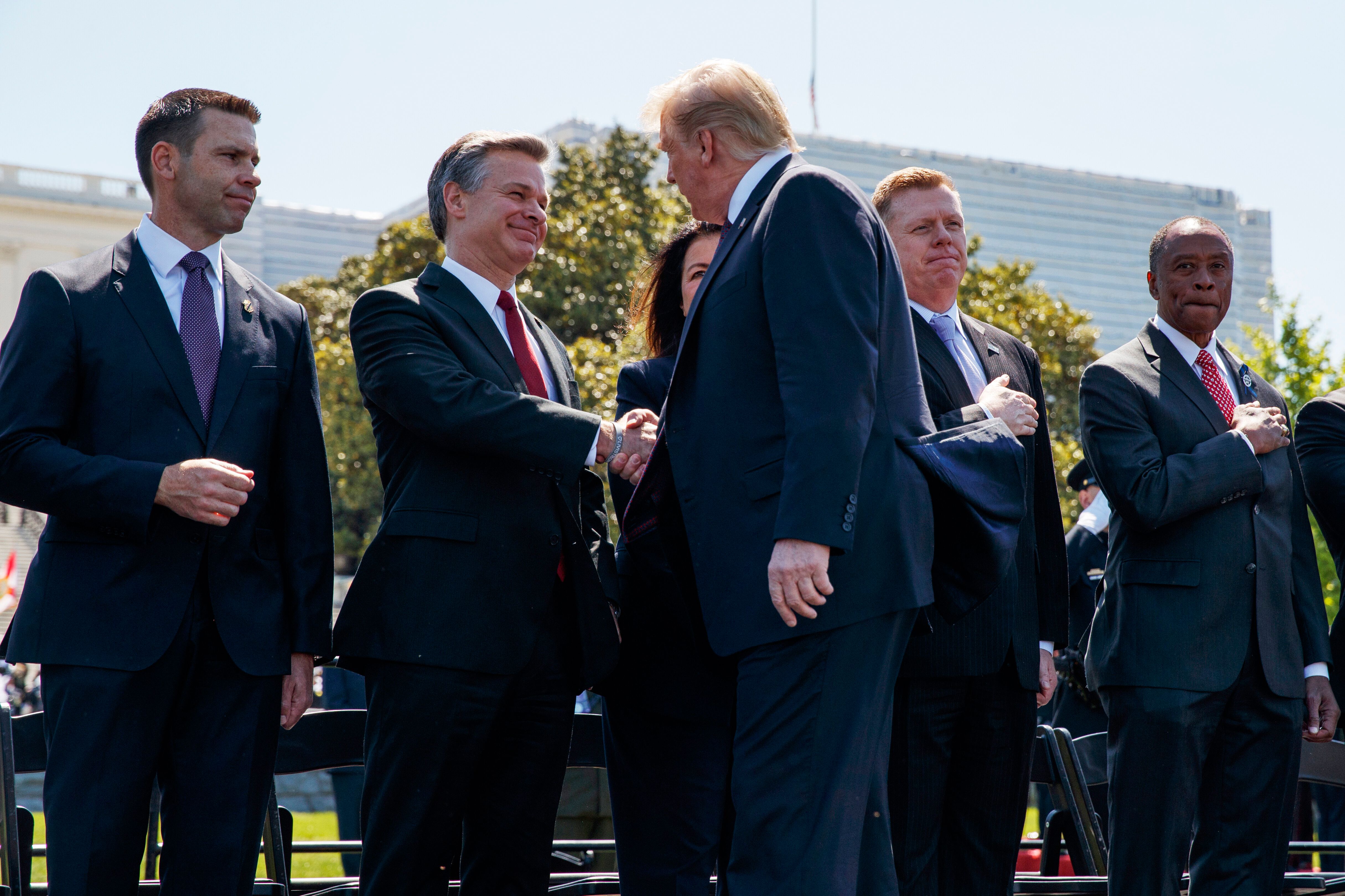 Le président Donald Trump serrant la main du directeur du FBI Christopher Wray le 15 mai, 2019,...