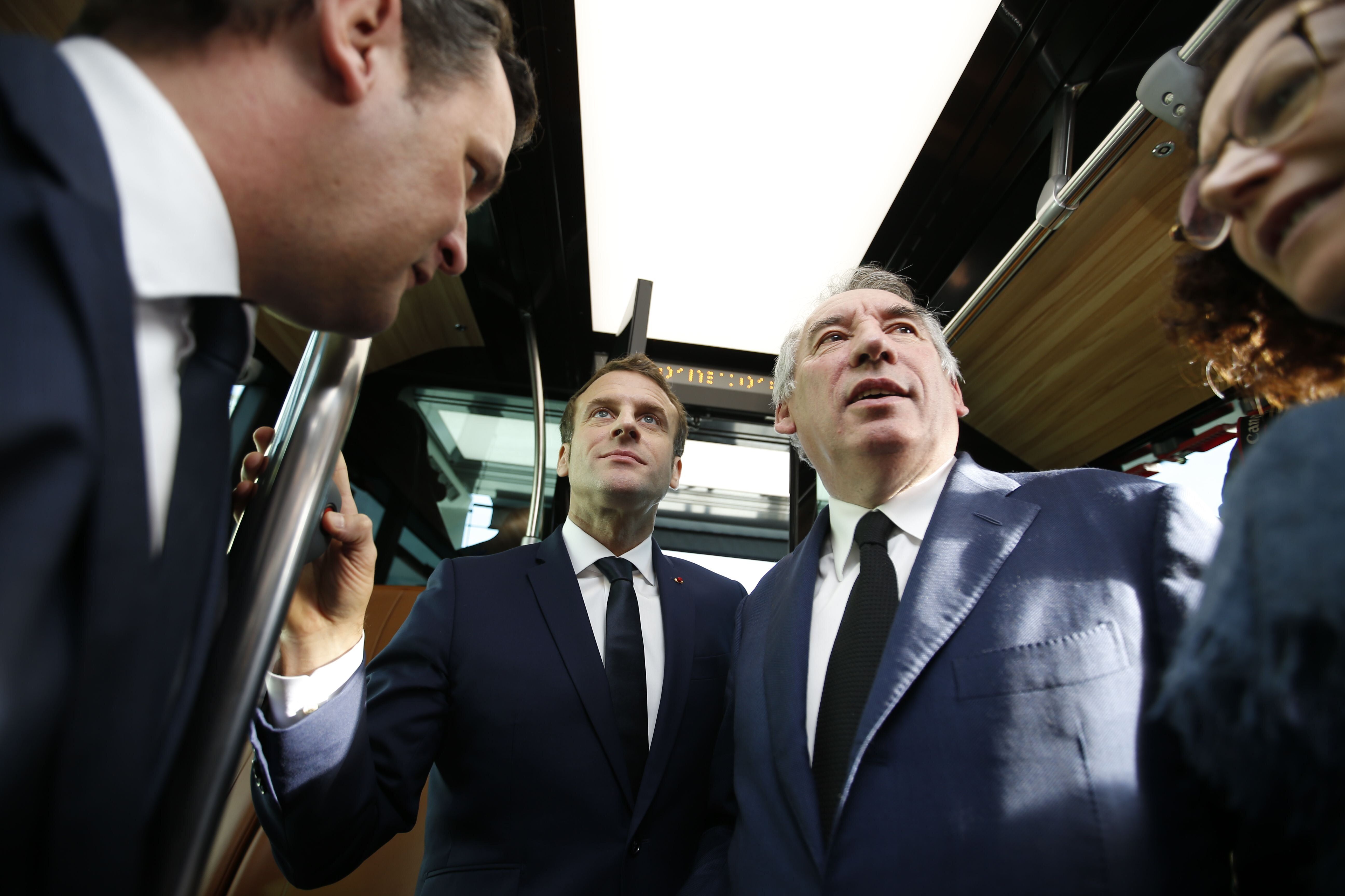Emmanuel Macron et le maire de Pau François Bayrou assistent à une présentation...