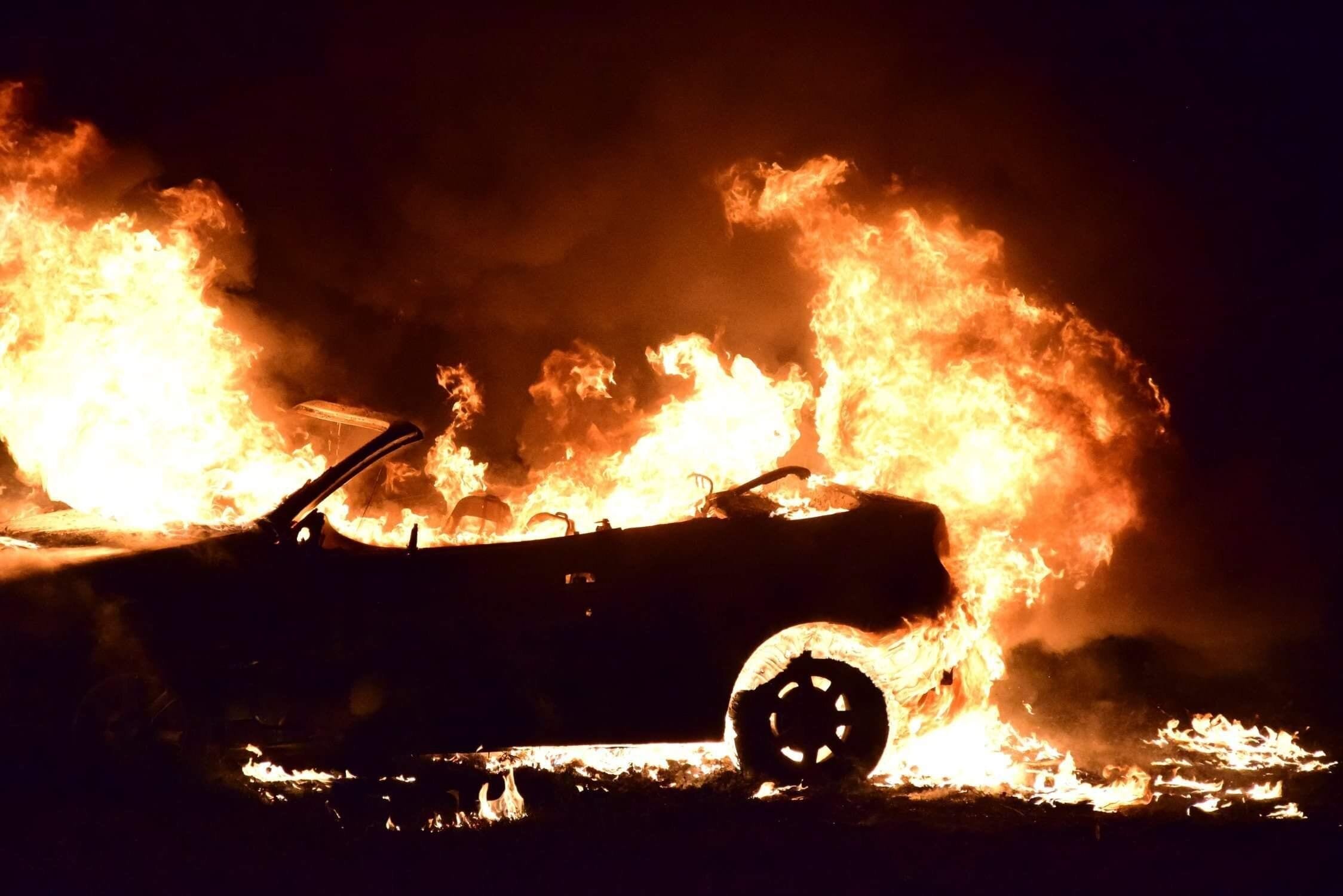 Une dizaine de véhicules ont été incendiés après un mariage qui a...