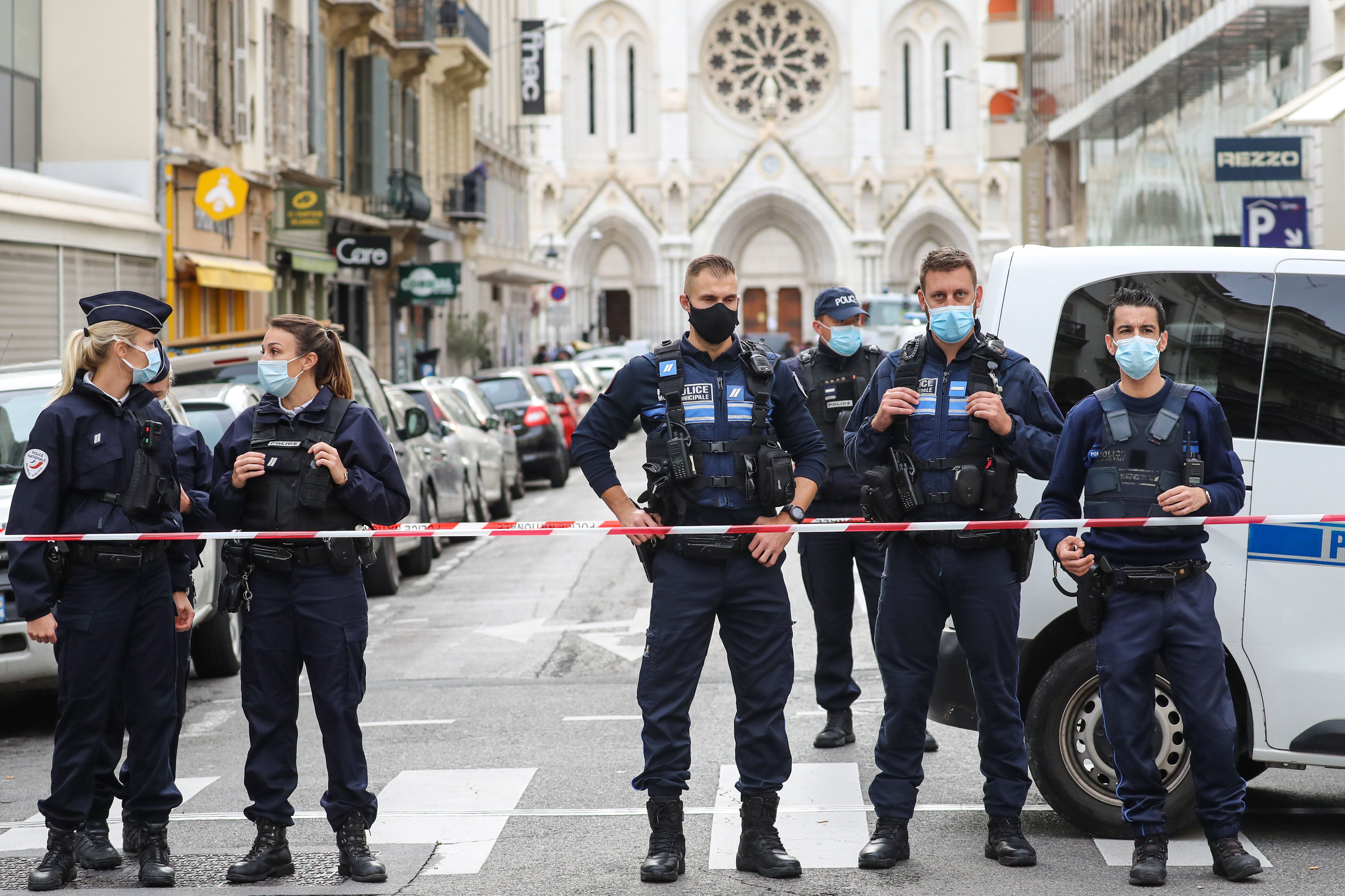 Des policiers bloquant l'accès à la basilique Notre-Dame-de-l'Assomption, à Nice,...