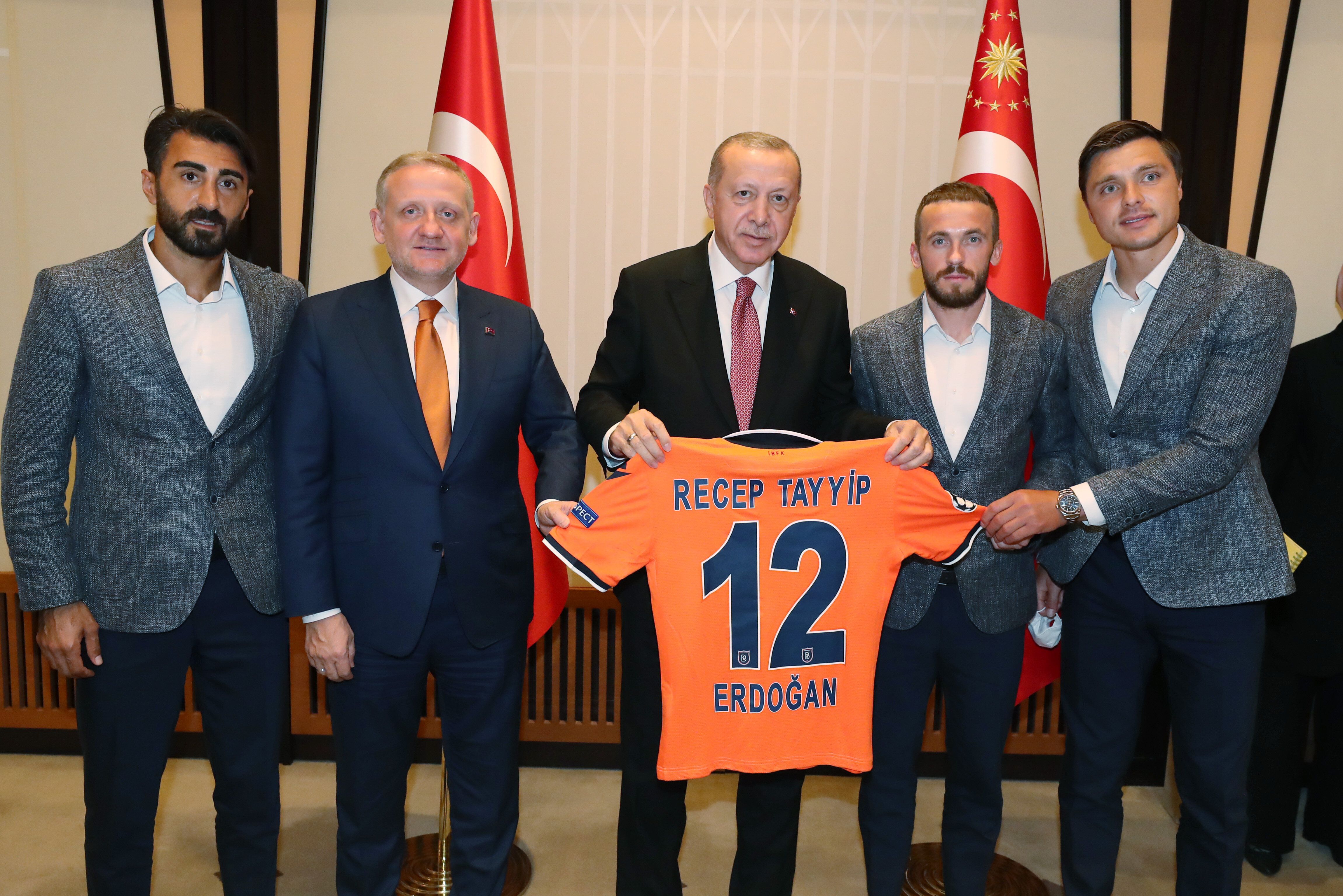 Recep Tayyip Erdogan et le patron du Basaksehir, Goksel Gumusdag, posent au palais présidentiel...