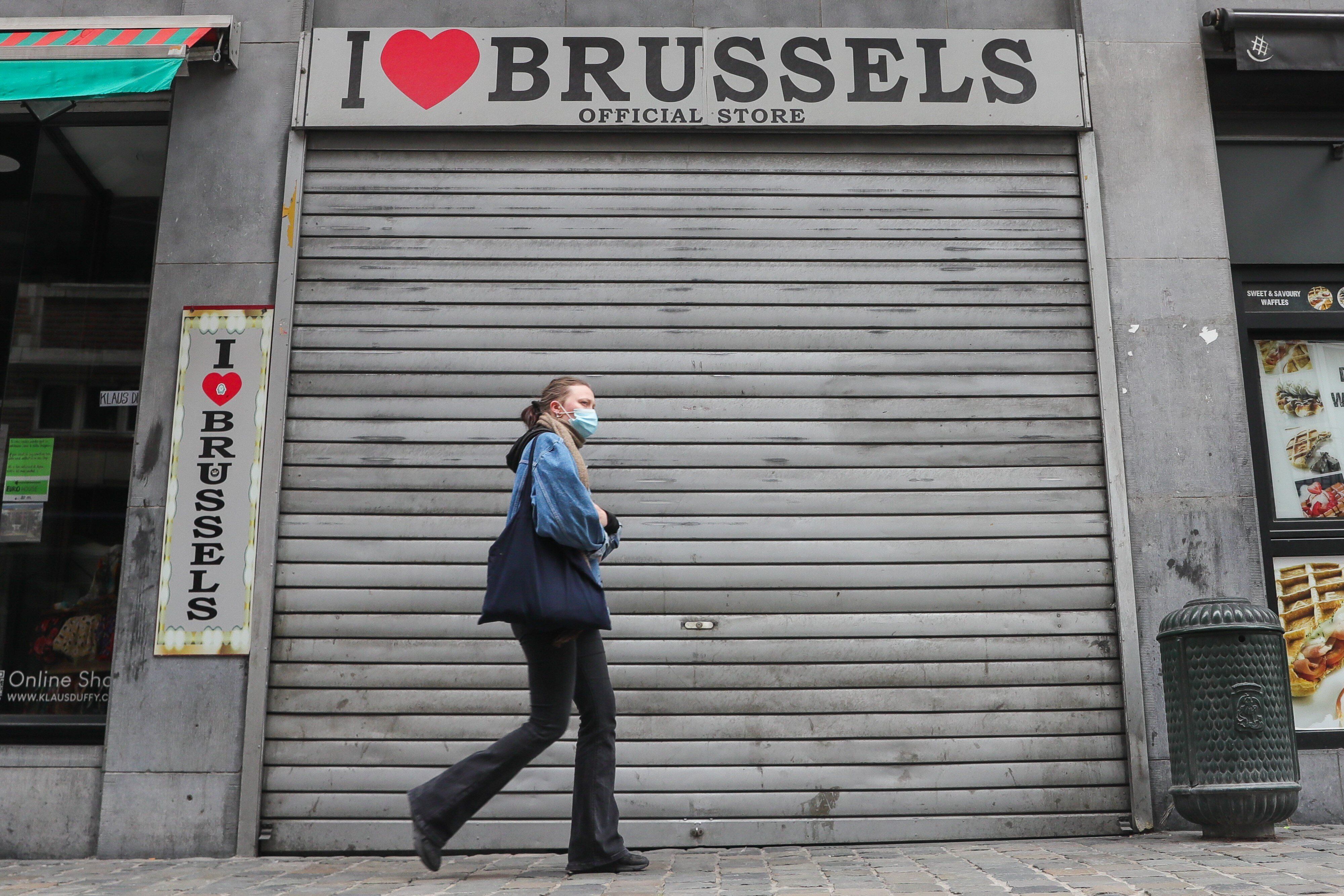 Une passante dans les rues de Bruxelles le 28 octobre 2020 (Xinhua/Zheng Huansong via Getty