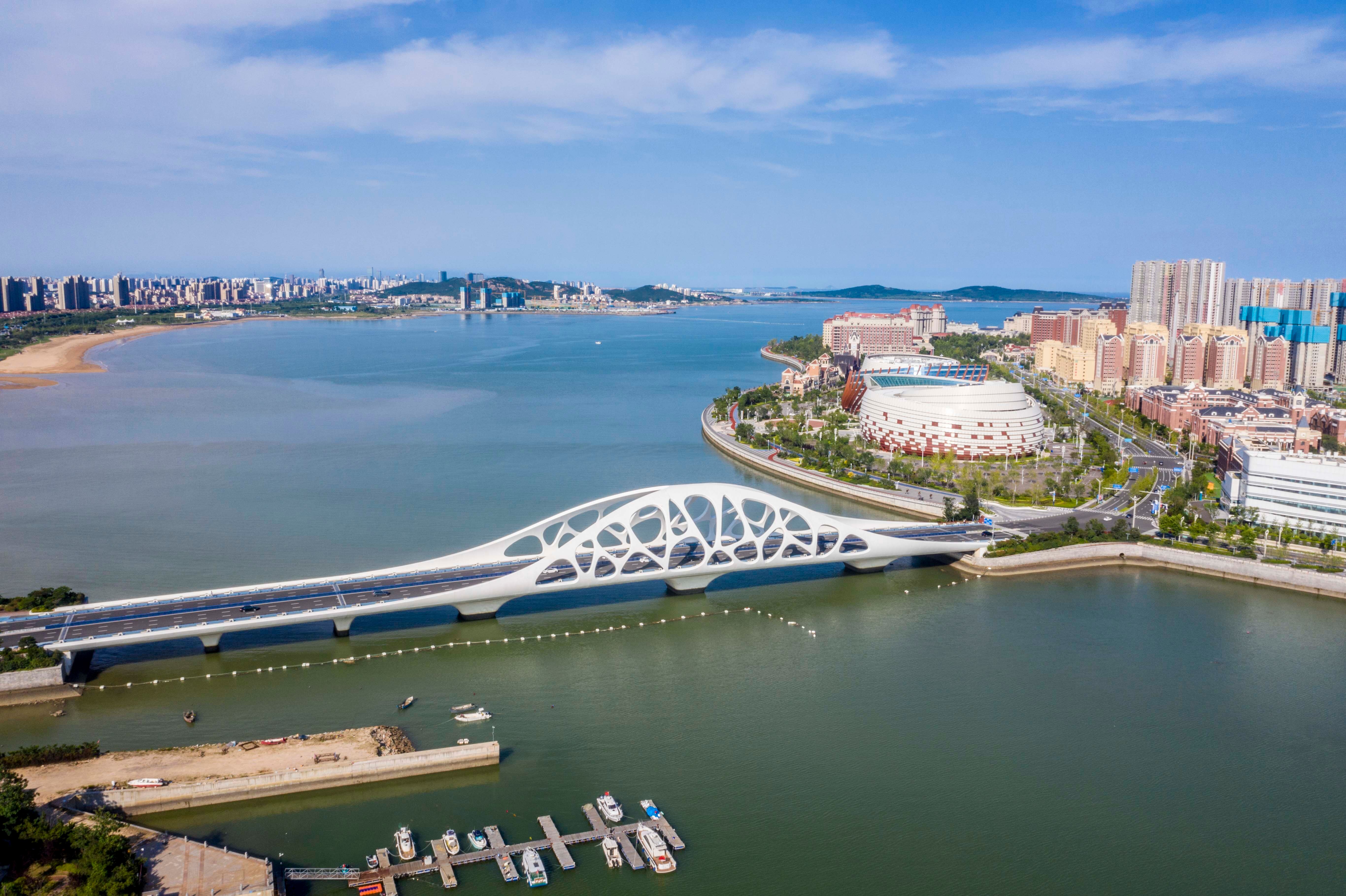 La ville portuaire de Qingdao, située sur la côté de la mer jaune, à l'Est...