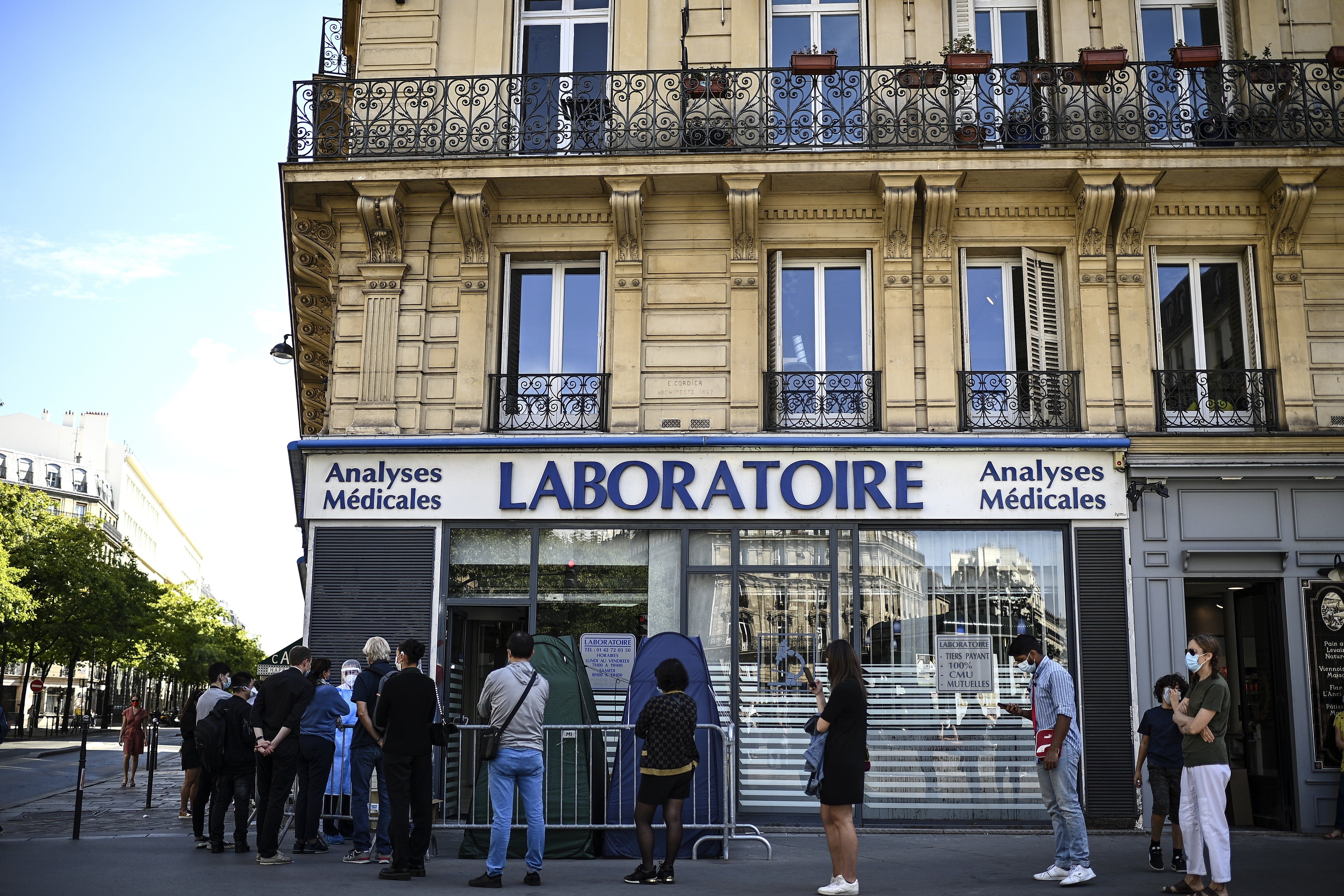 Devant un laboratoire à Paris, le 4 septembre