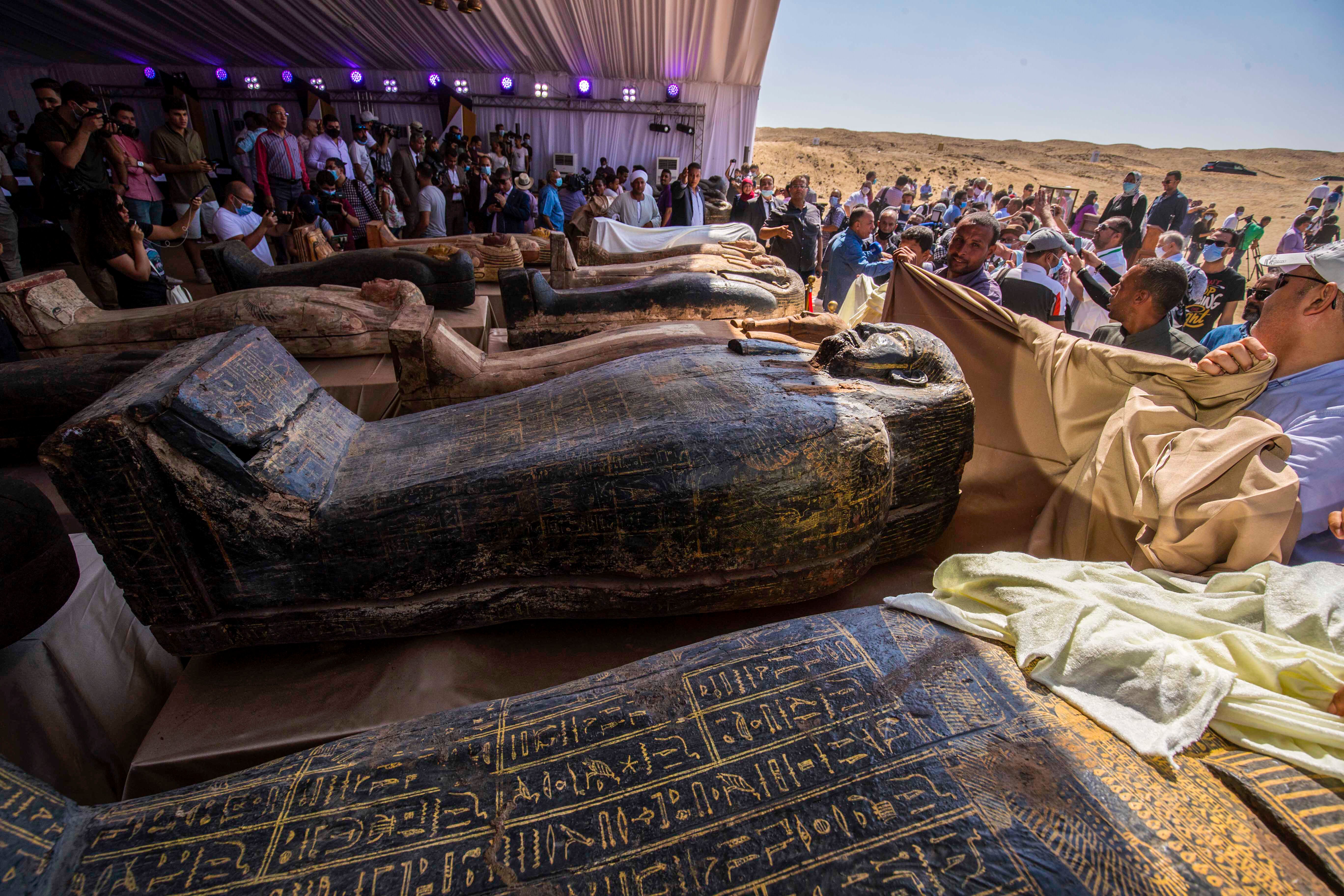 Des sarcophages découverts par la mission archéologique égyptienne, le 3 octobre 2020 à Saqqara (Photo...