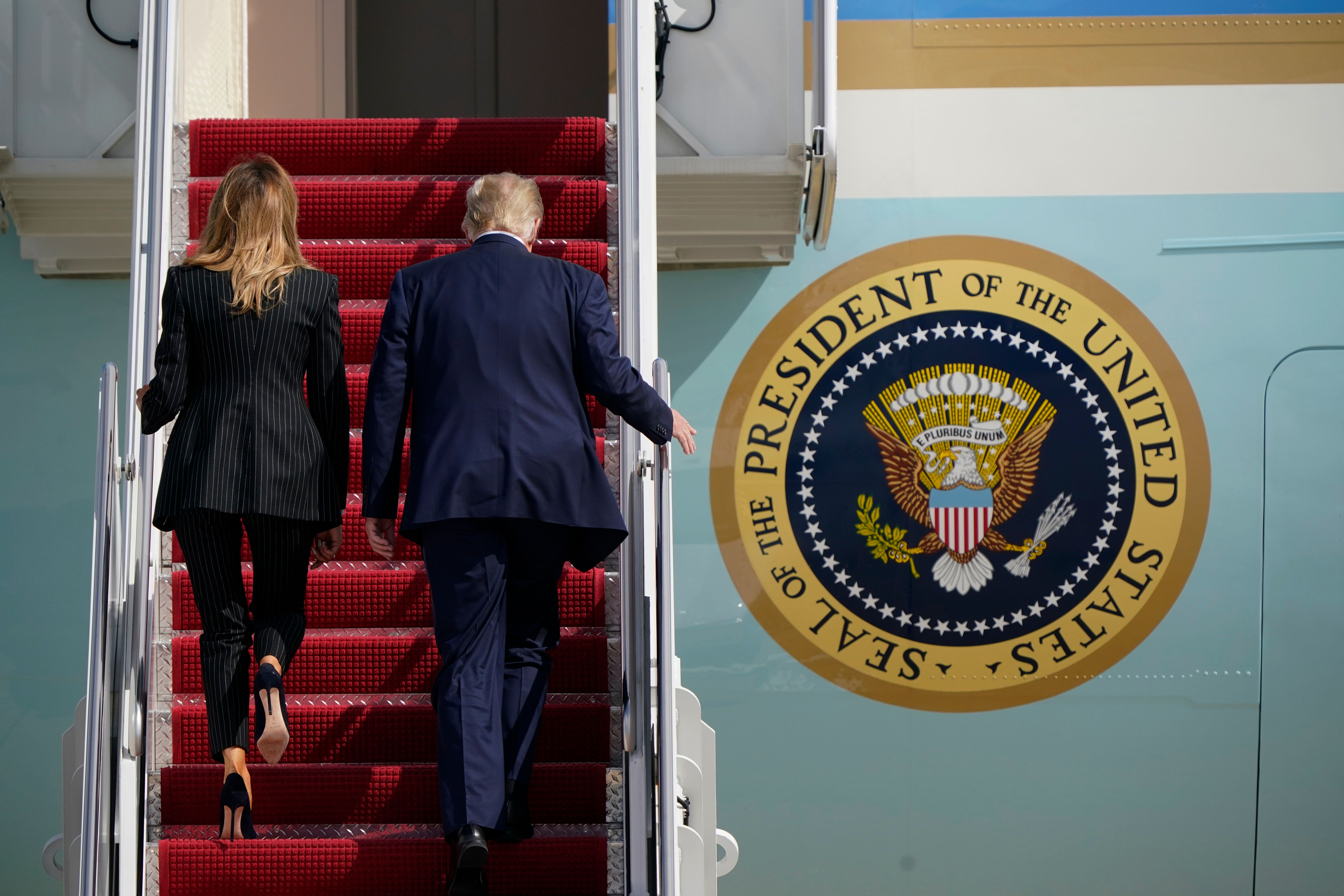 Photo d'illustration montrant Donald et Melania Trump montant à bord de l'avion Air Force One...