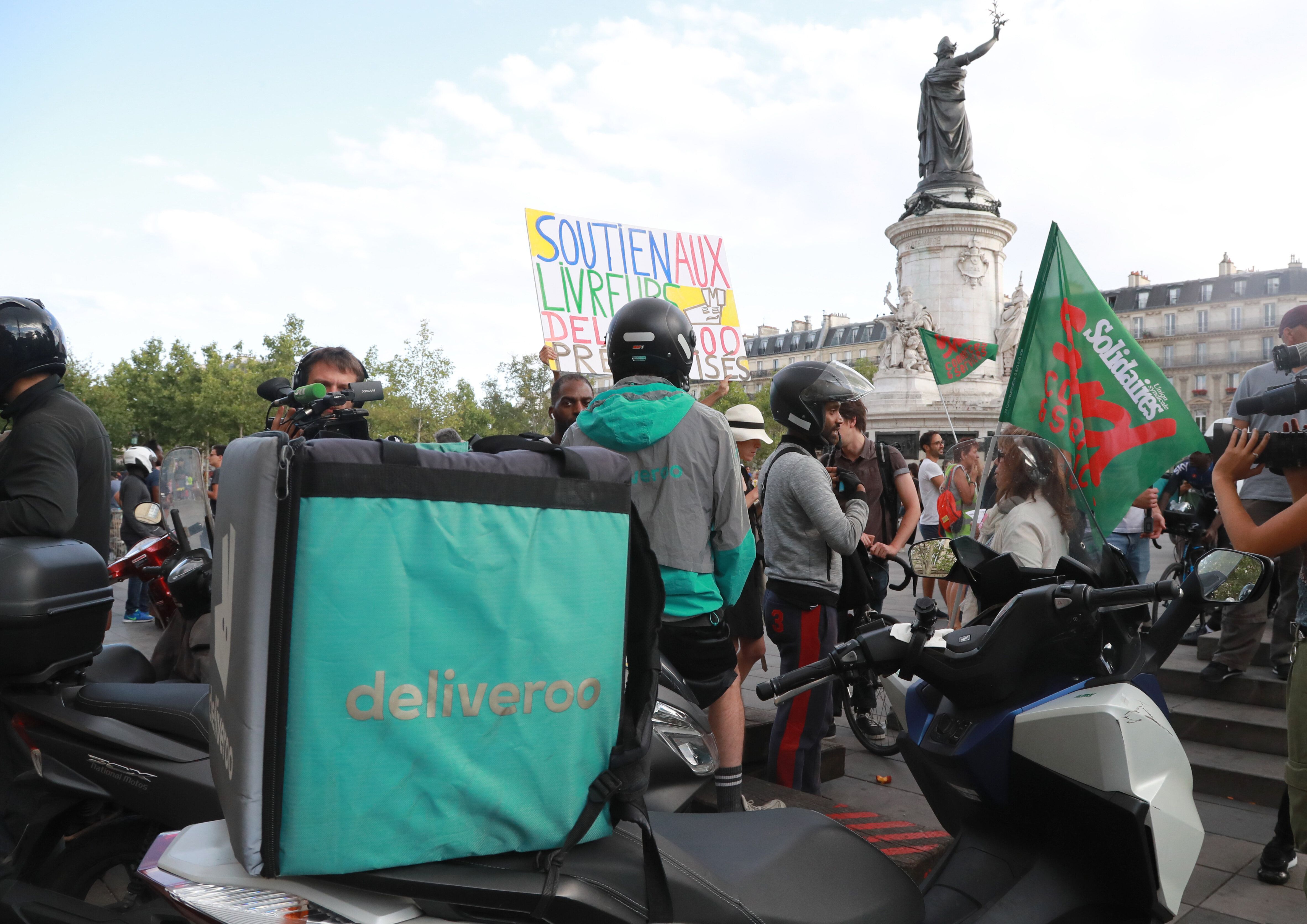 Des livreurs manifestant à Paris, en août