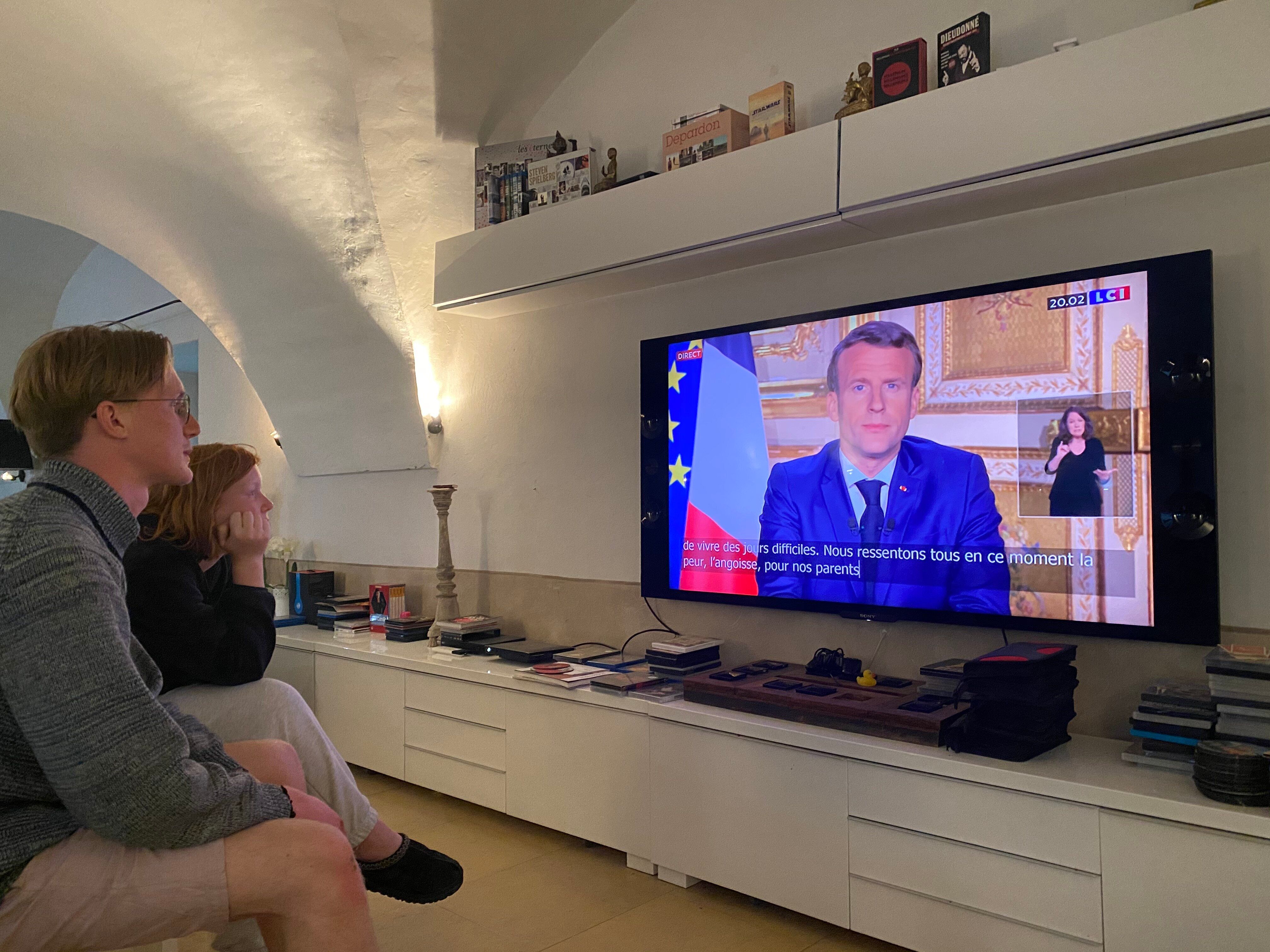 Des adolescents français confinés chez eux regardent à la télévision...