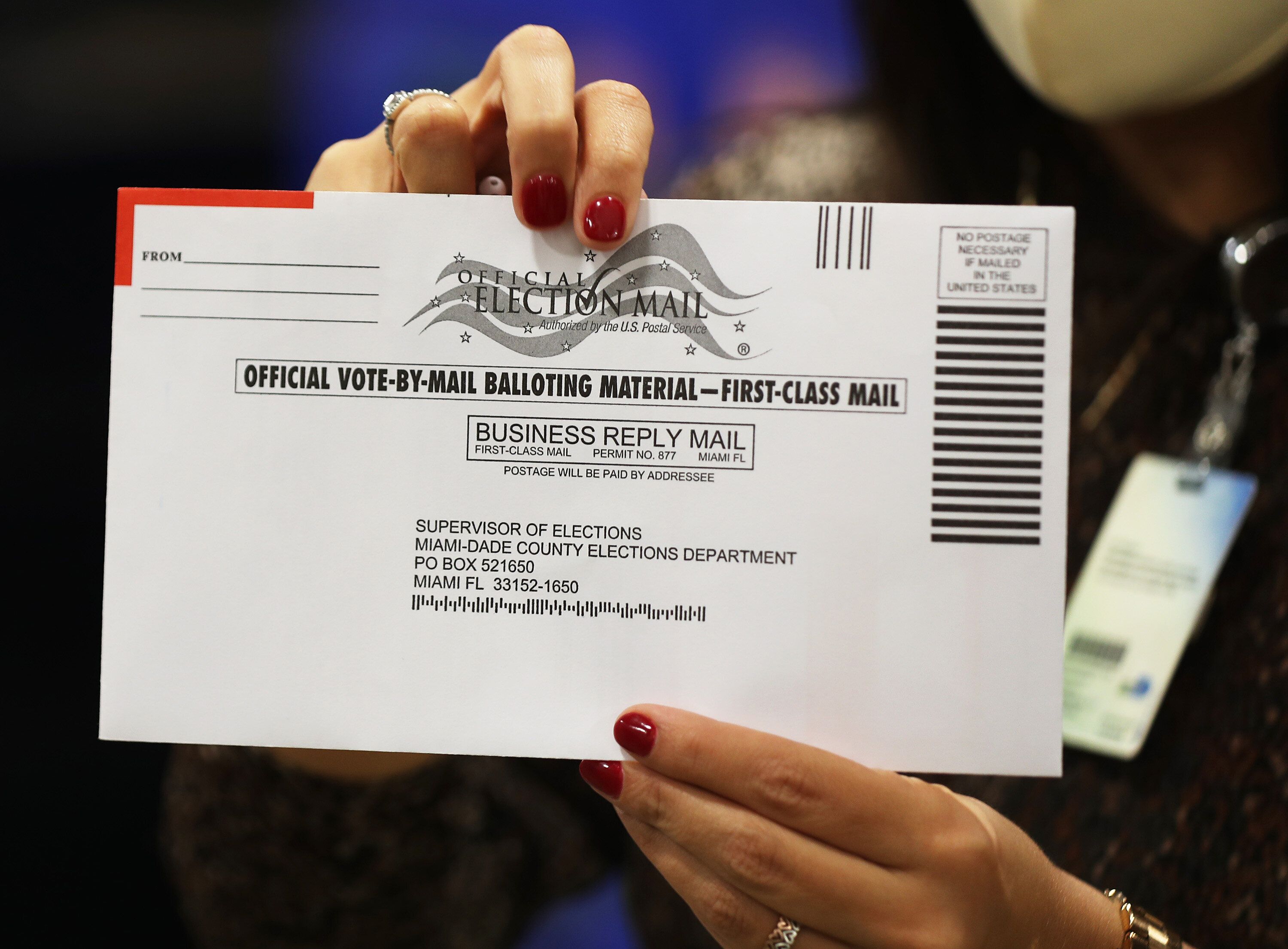Une enveloppe avec une bulletin de vote d'un conté de Miami, le 1er octobre (Photo by Joe Raedle/Getty