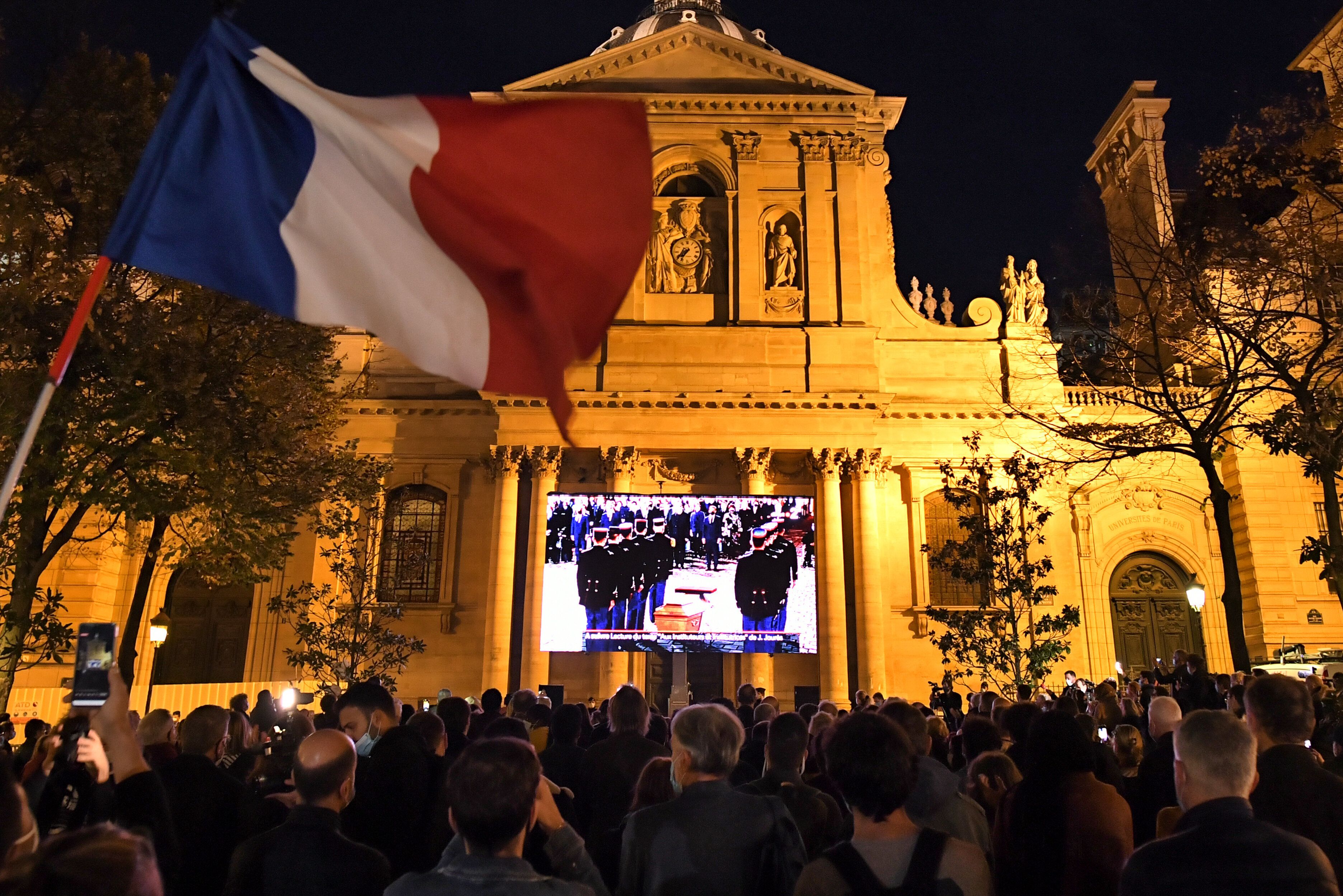 Un drapeau républicain devant la Sorbonne, le 21 octobre, lors de l'hommage national à Samuel Paty, assassiné...