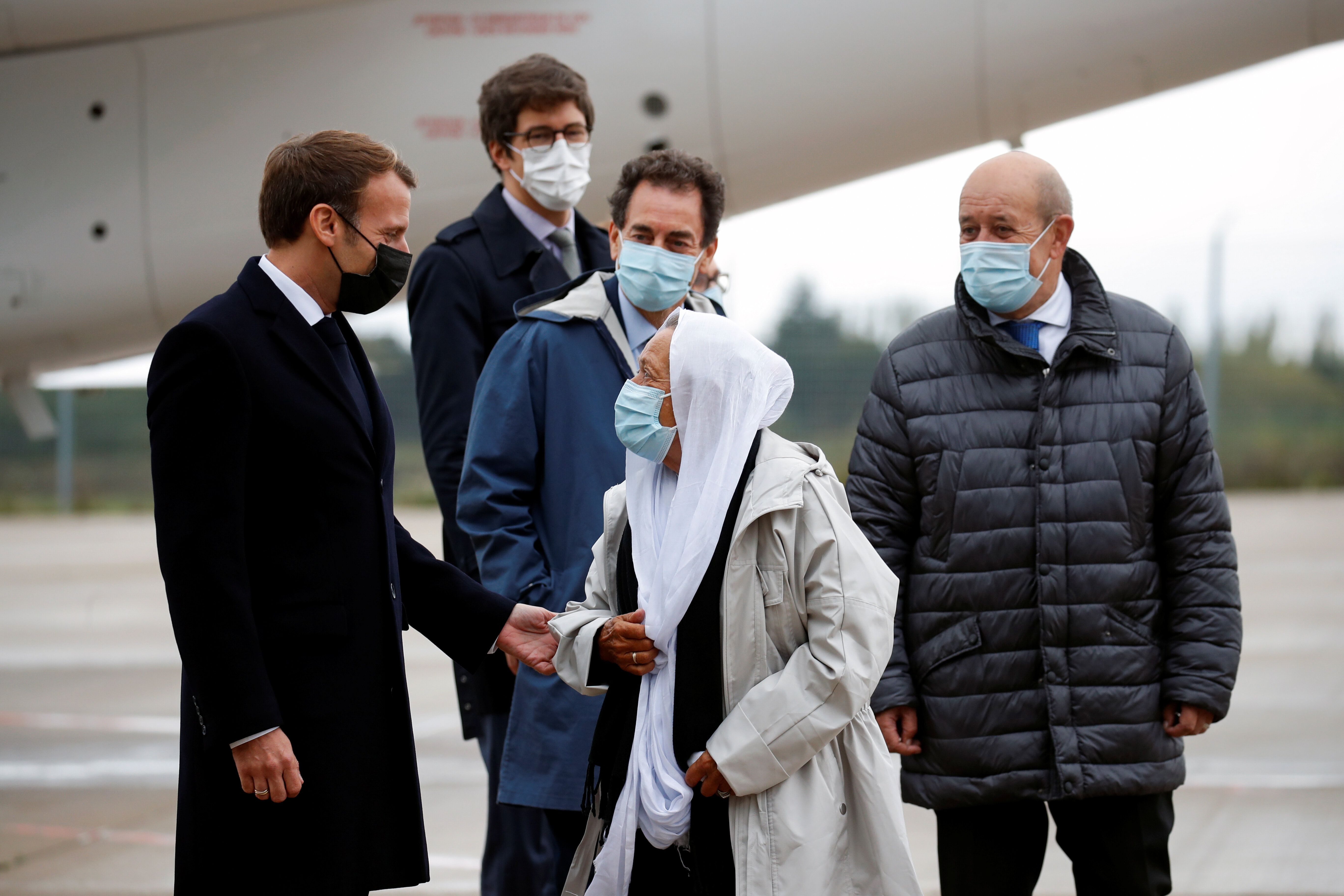 Emmanuel Macron accueillant Sophie Pétronin à l'aéroport militaire de Villacoublay,...
