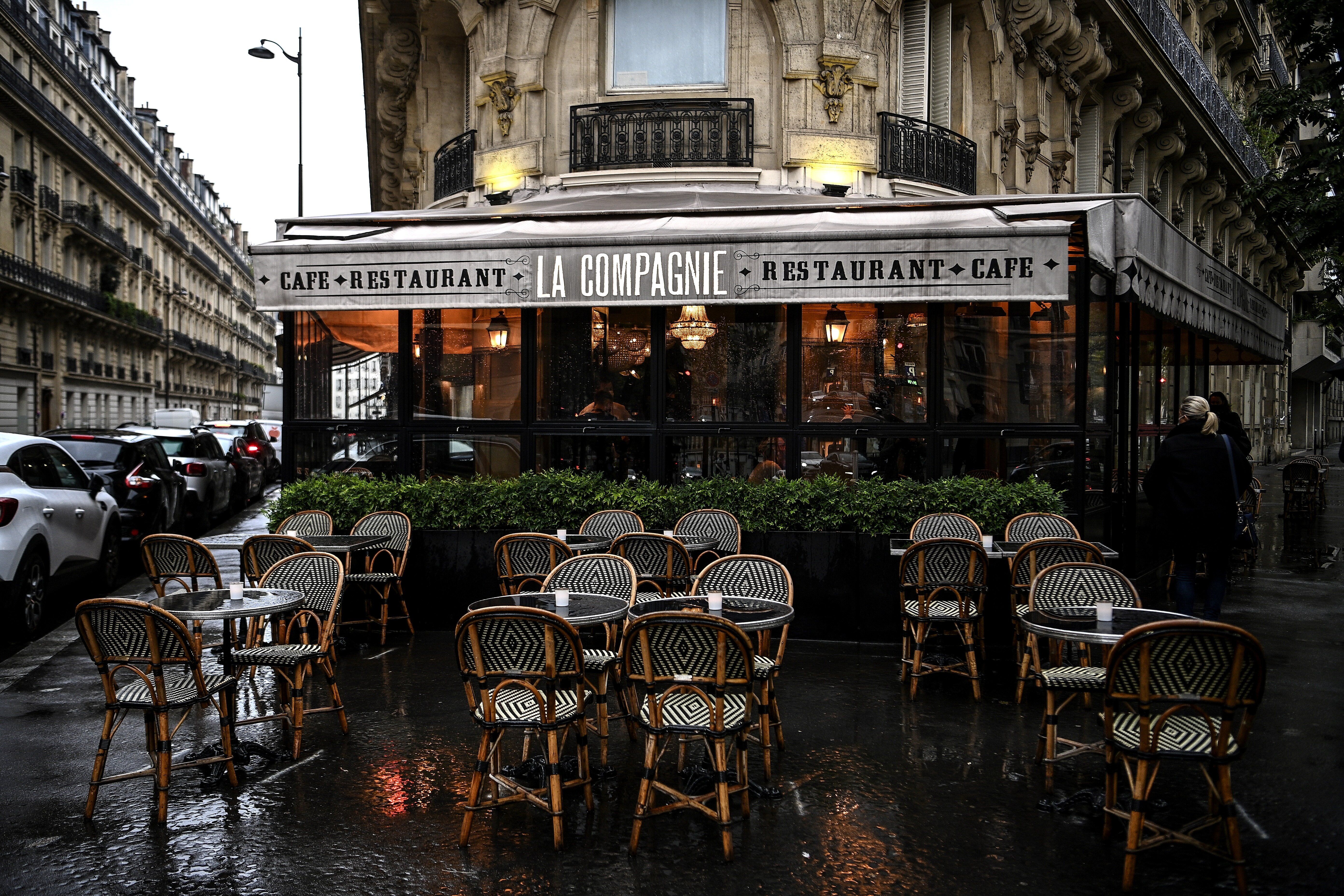 Devant un restaurant à Paris, le 5 octobre