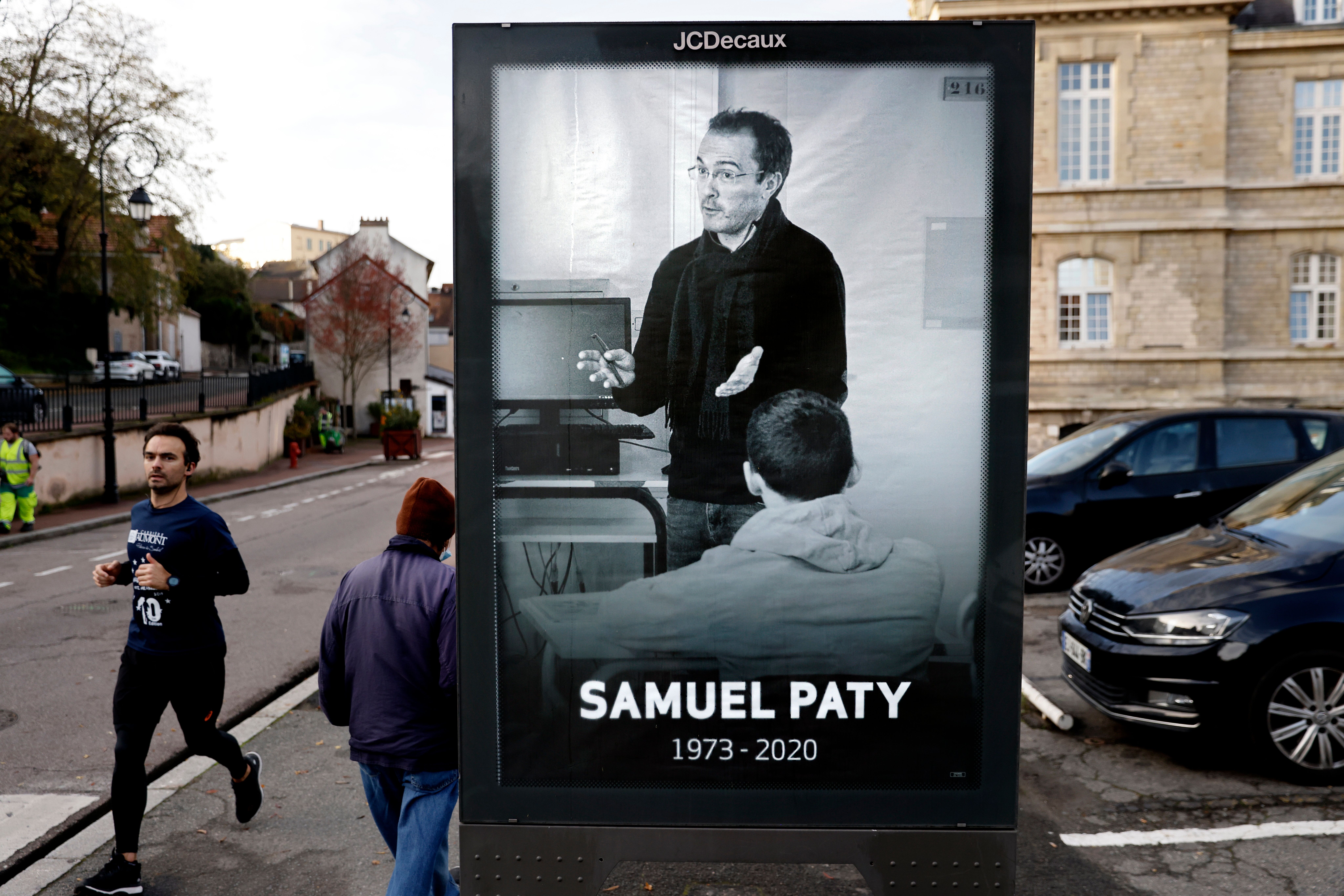 Une affiche représentant le professeur Samuel Paty dans le centre-ville de Conflans-Sainte-Honorine,...