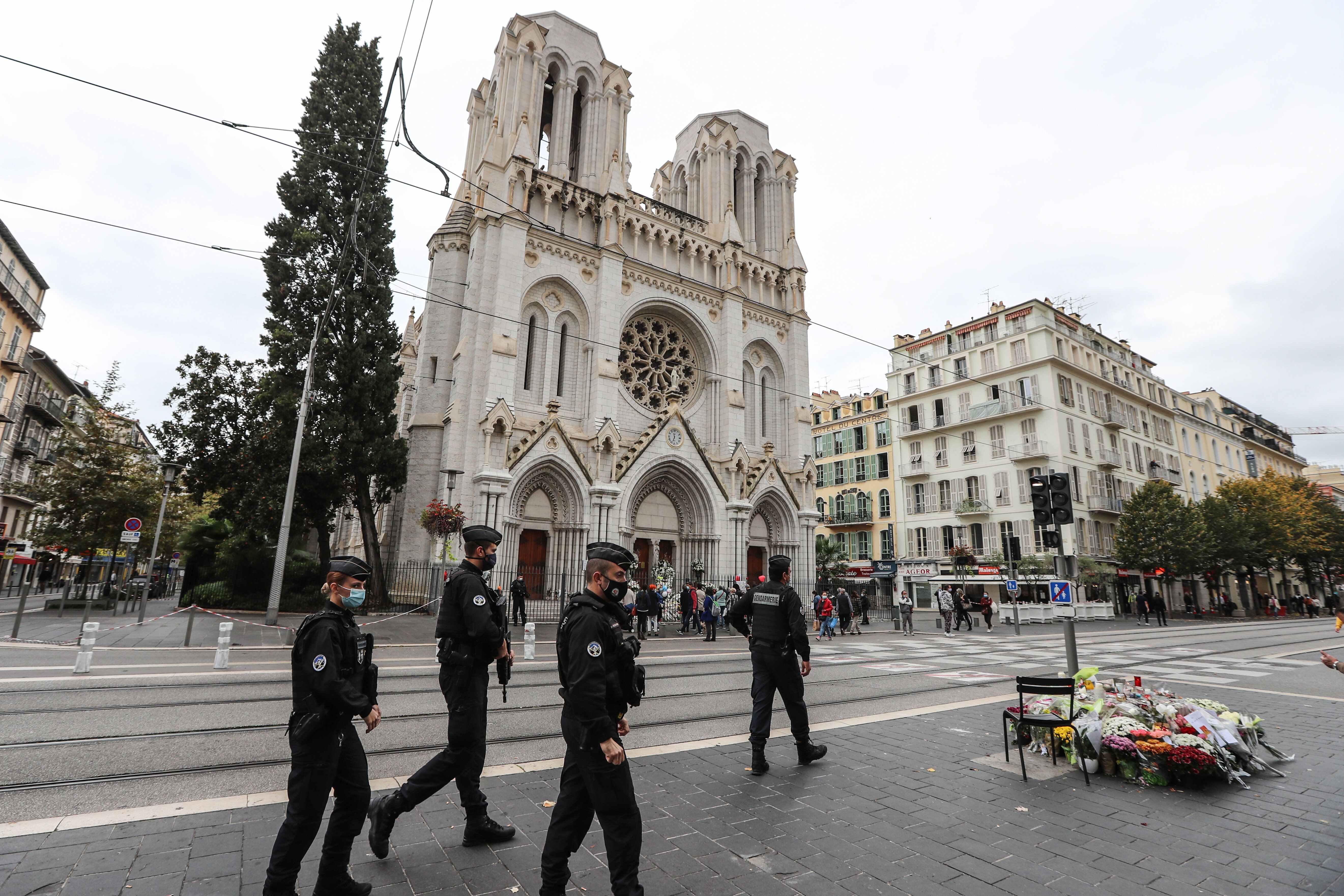 Des policiers patrouillant dans la zone autour de la basilique Notre-Dame de l'Assomption à Nice,...
