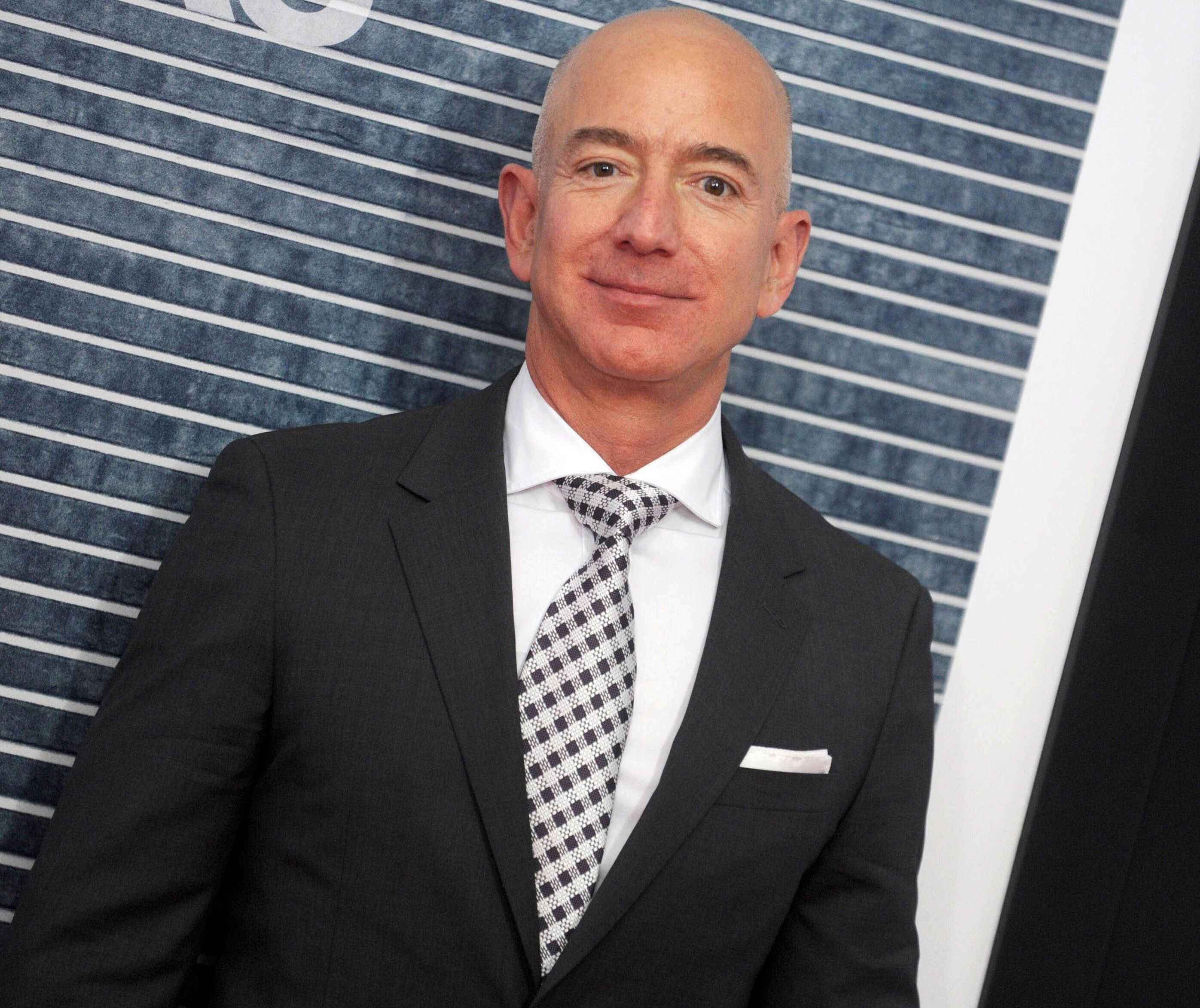 Jeff Bezos, le patron d'Amazon et homme le plus riche du monde, a vu sa fortune augmenter de près...