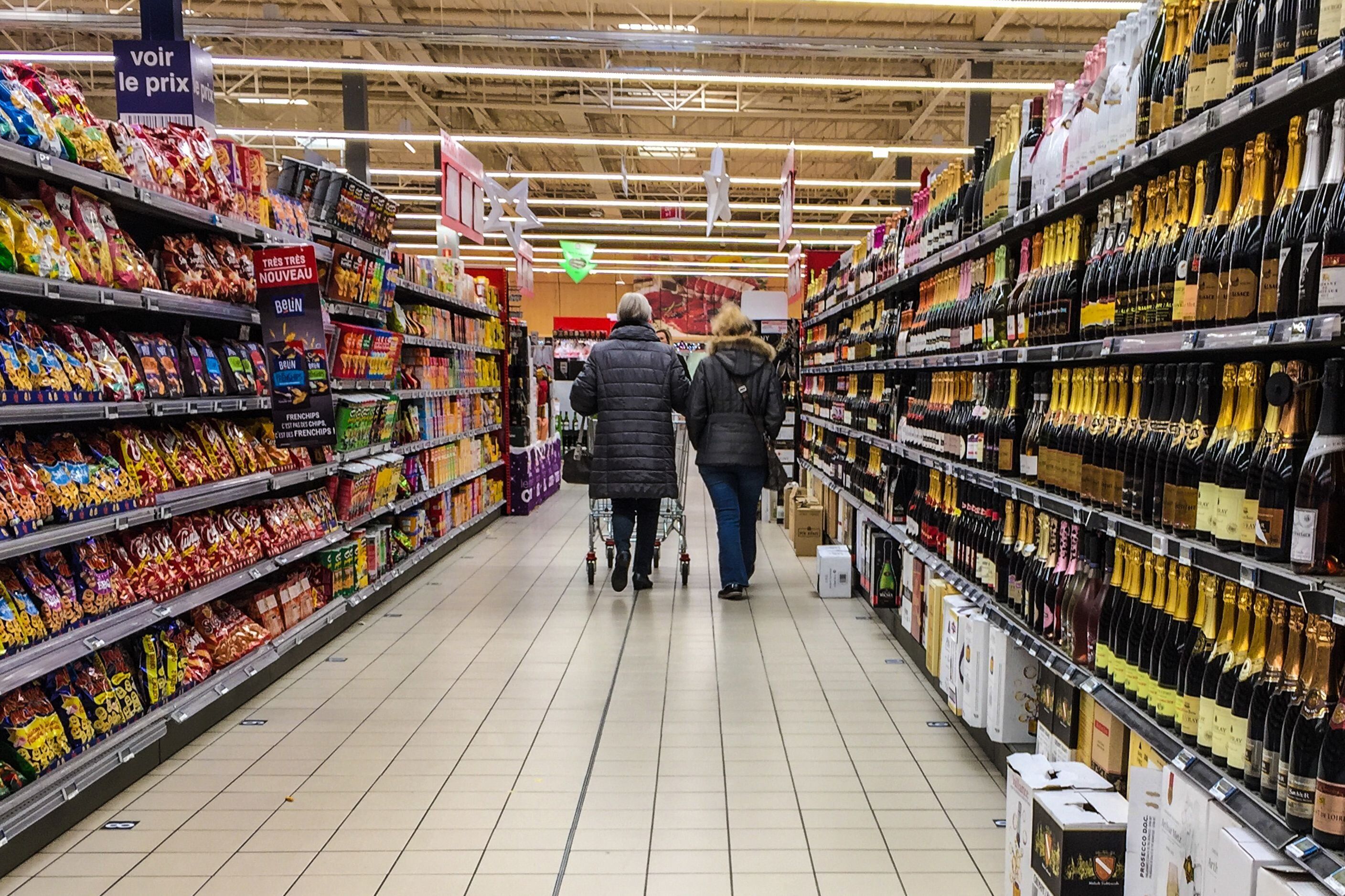 Des clients dans un supermarché de Lille en novembre 2016 (DENIS CHARLET/AFP via Getty