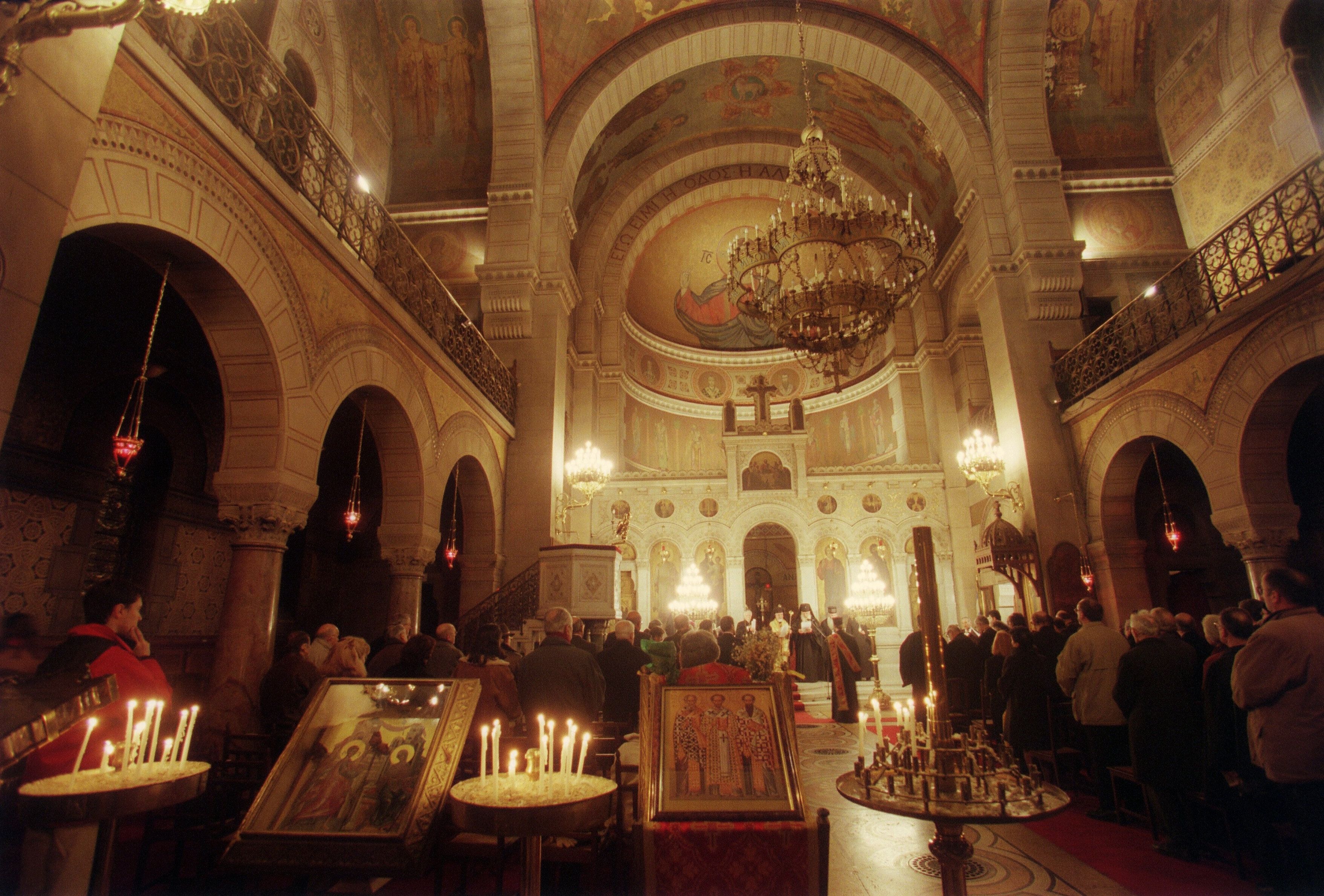Des popes orthodoxes de nationalité grecque célèbrent le 31 janvier 2000 la Fête...