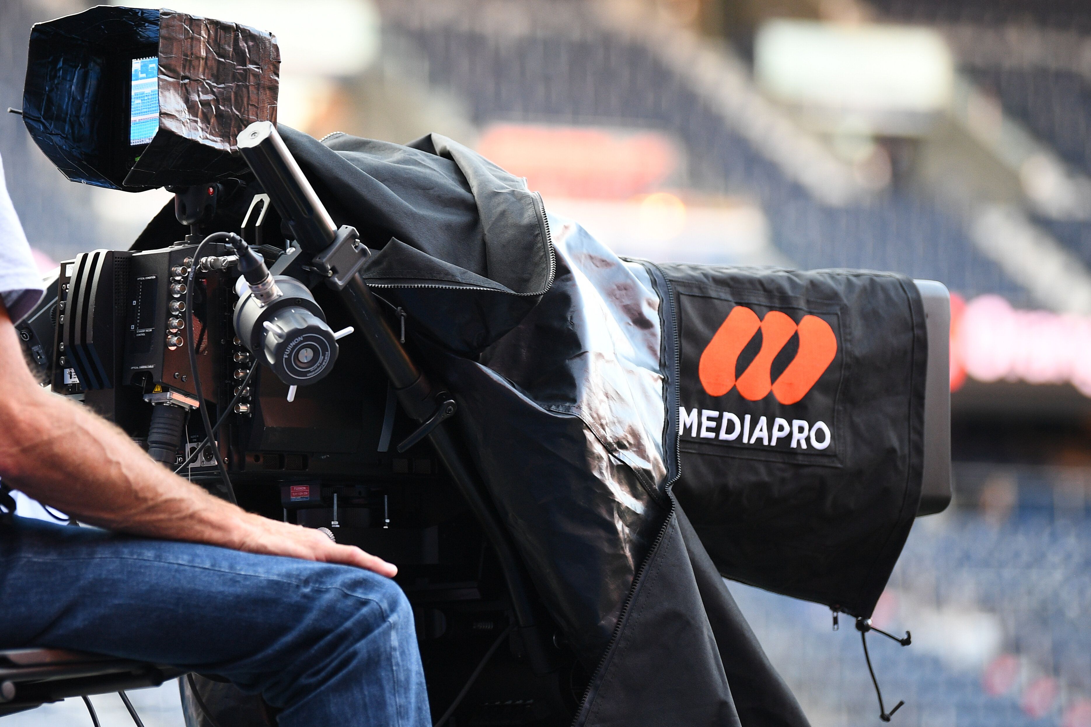 Une caméra du groupe Mediapro lors du match de Ligue 1 PSG-OM, au Parc des Princes, le 13 septembre