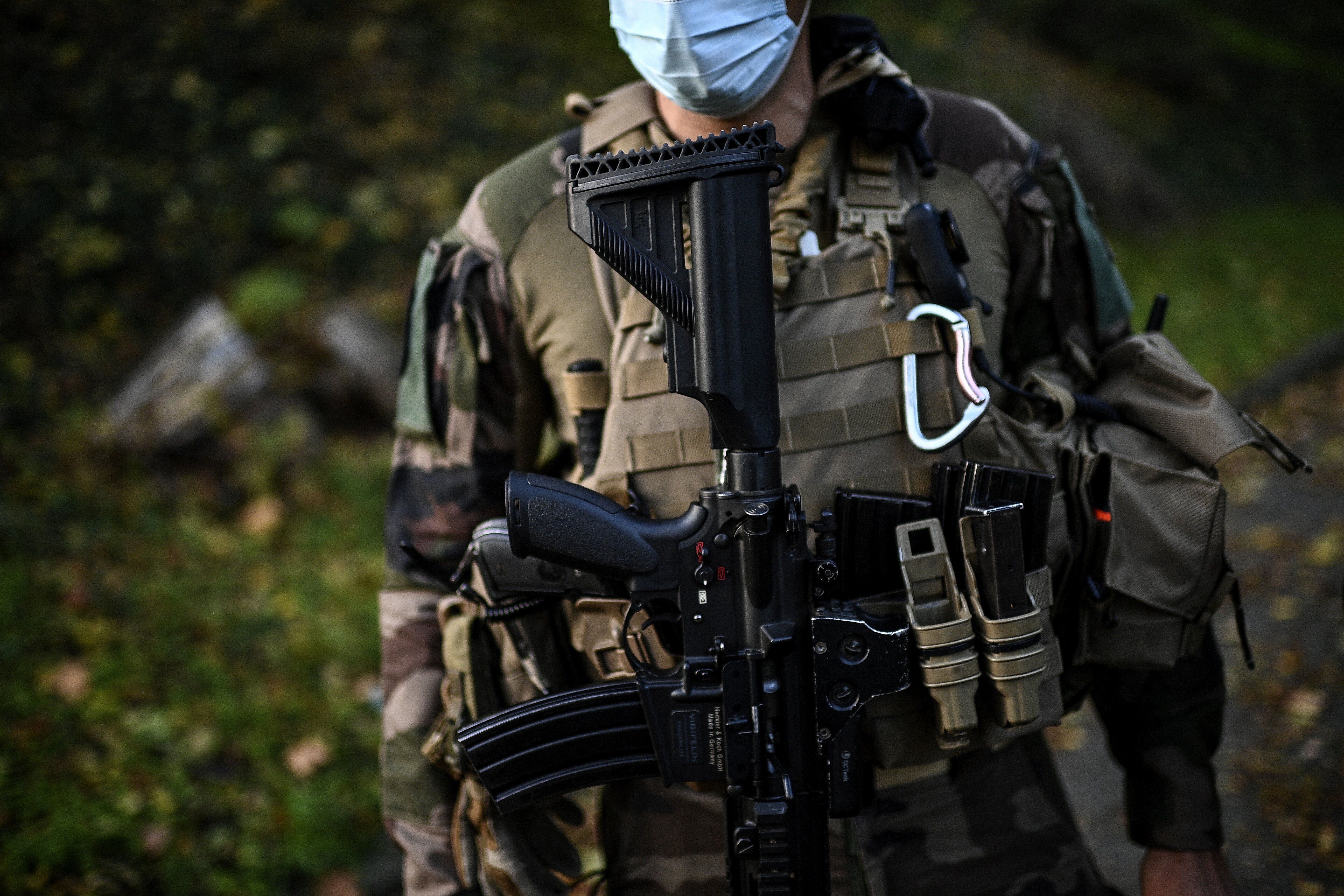 Un soldat de la force Sentinelle, dans la banlieue de Paris, le 6 novembre 2020. (photo