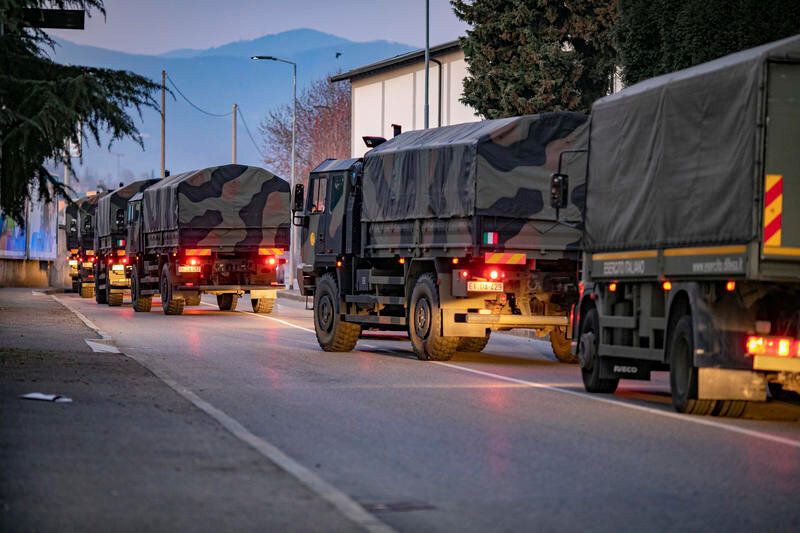 Des camions militaires italiens parcourent les rues de Bergame, en Italie, le 18 mars, suite au...