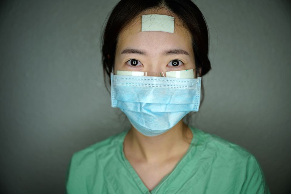 L'infirmière Yun Na-yong se laisse photographier lors d'une pause à l'hôpital...