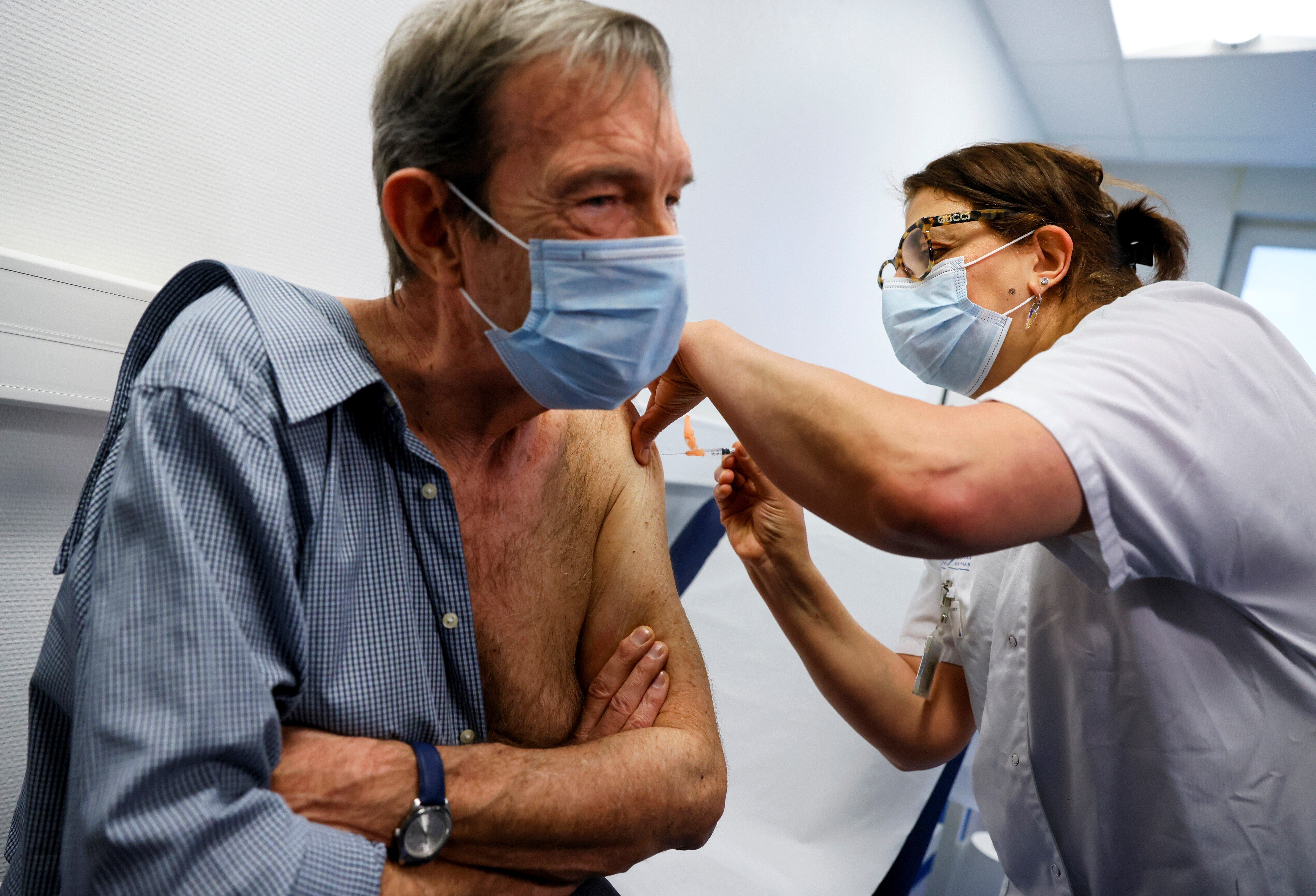 Le cardiologue Jean-Jacques Monsuez recevant une dose du vaccin Pfizer-BioNTech à l'hôpital...