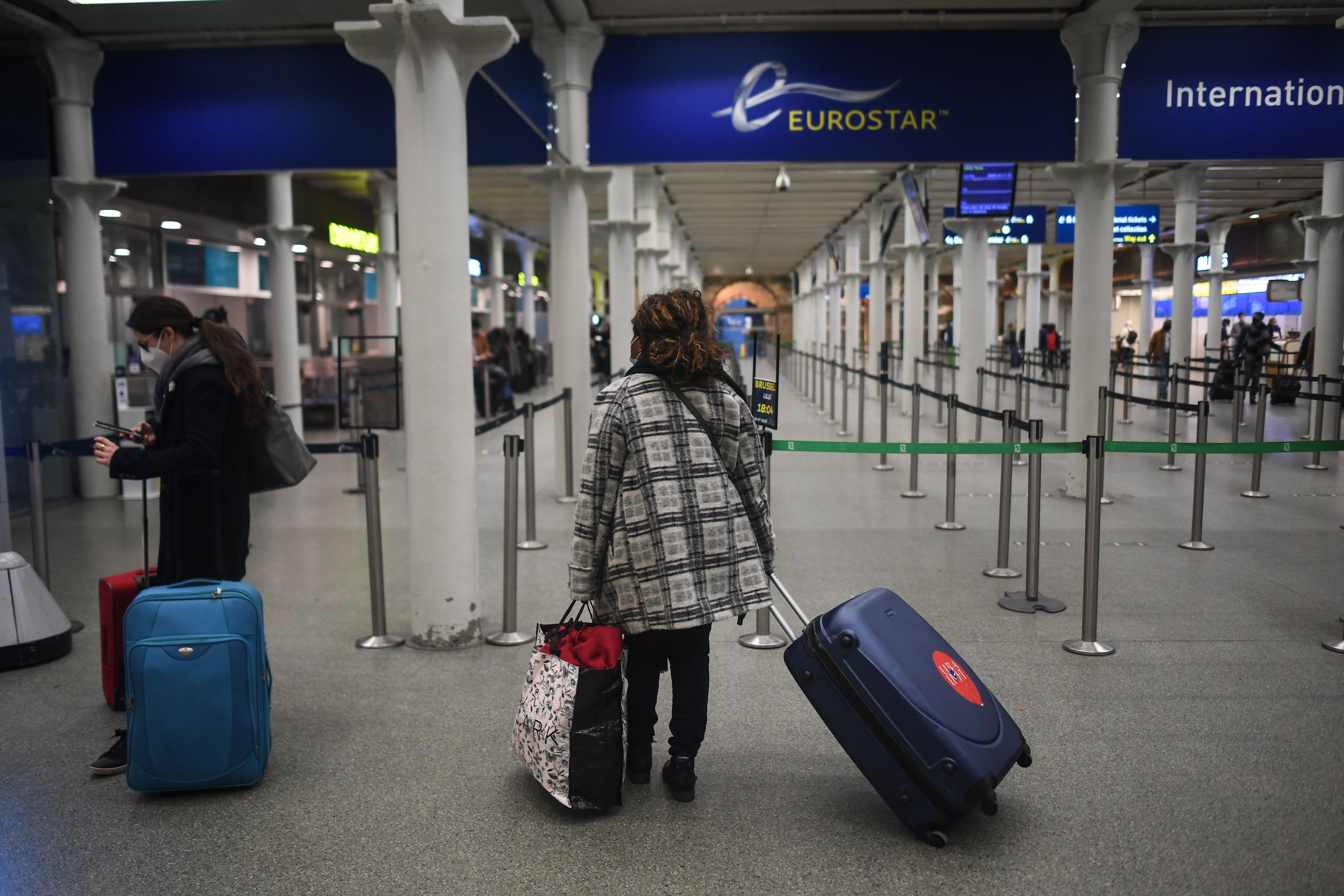 Une voyageuse dans le hall de l'Eurostar à St Pancras, Londres, le 20 décembre 2020 (Photo...